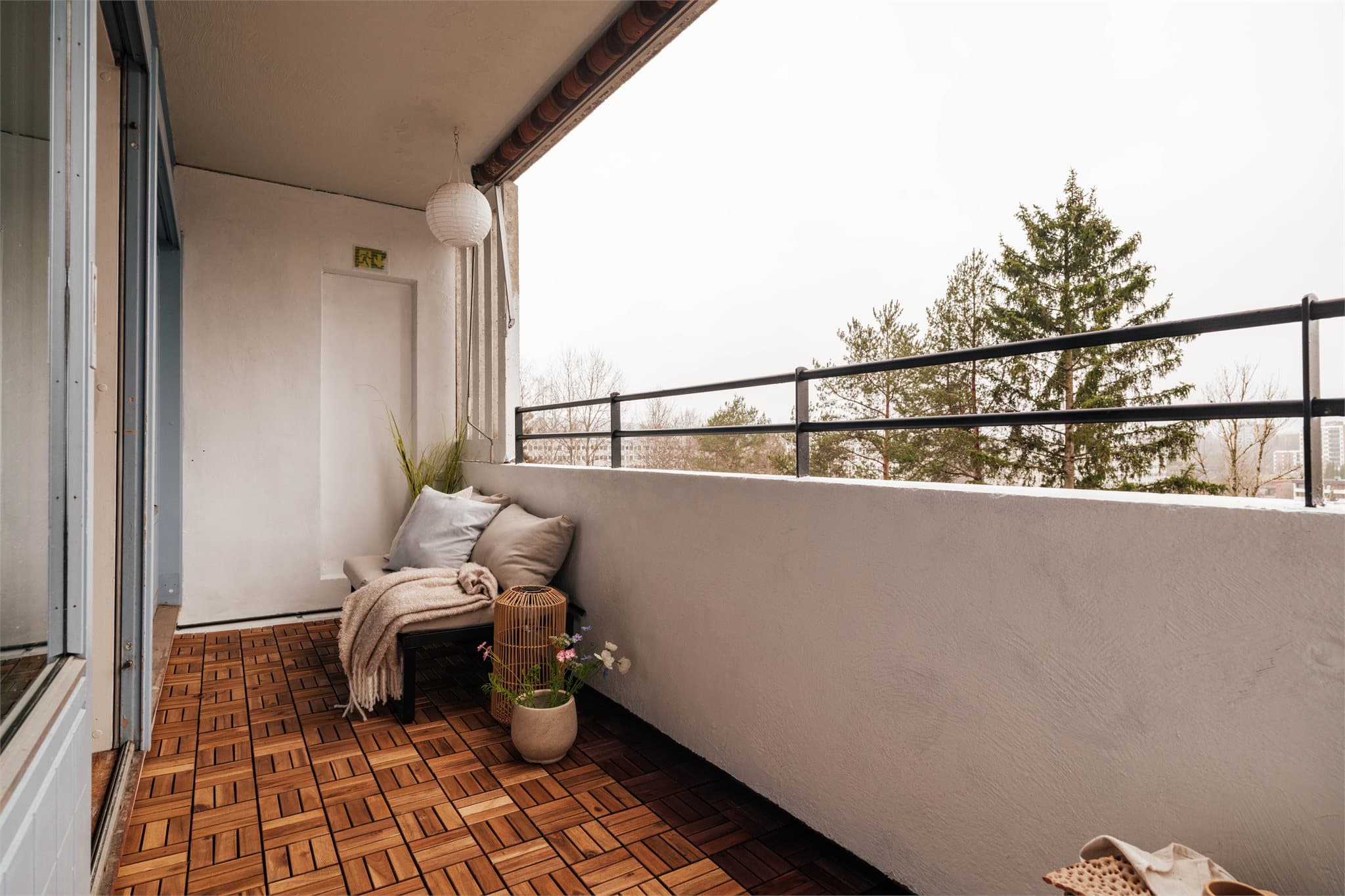 Den usjenerte vestvendte balkongen på cirka 7,3 m² har god plass til en sittegruppe og flott, fri utsikt.