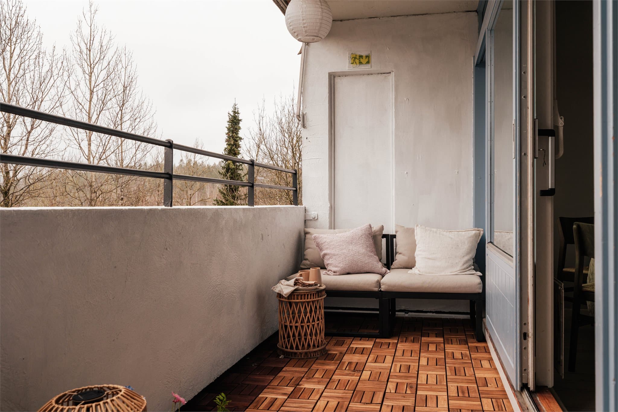 God plass til innredning av utemøbler.