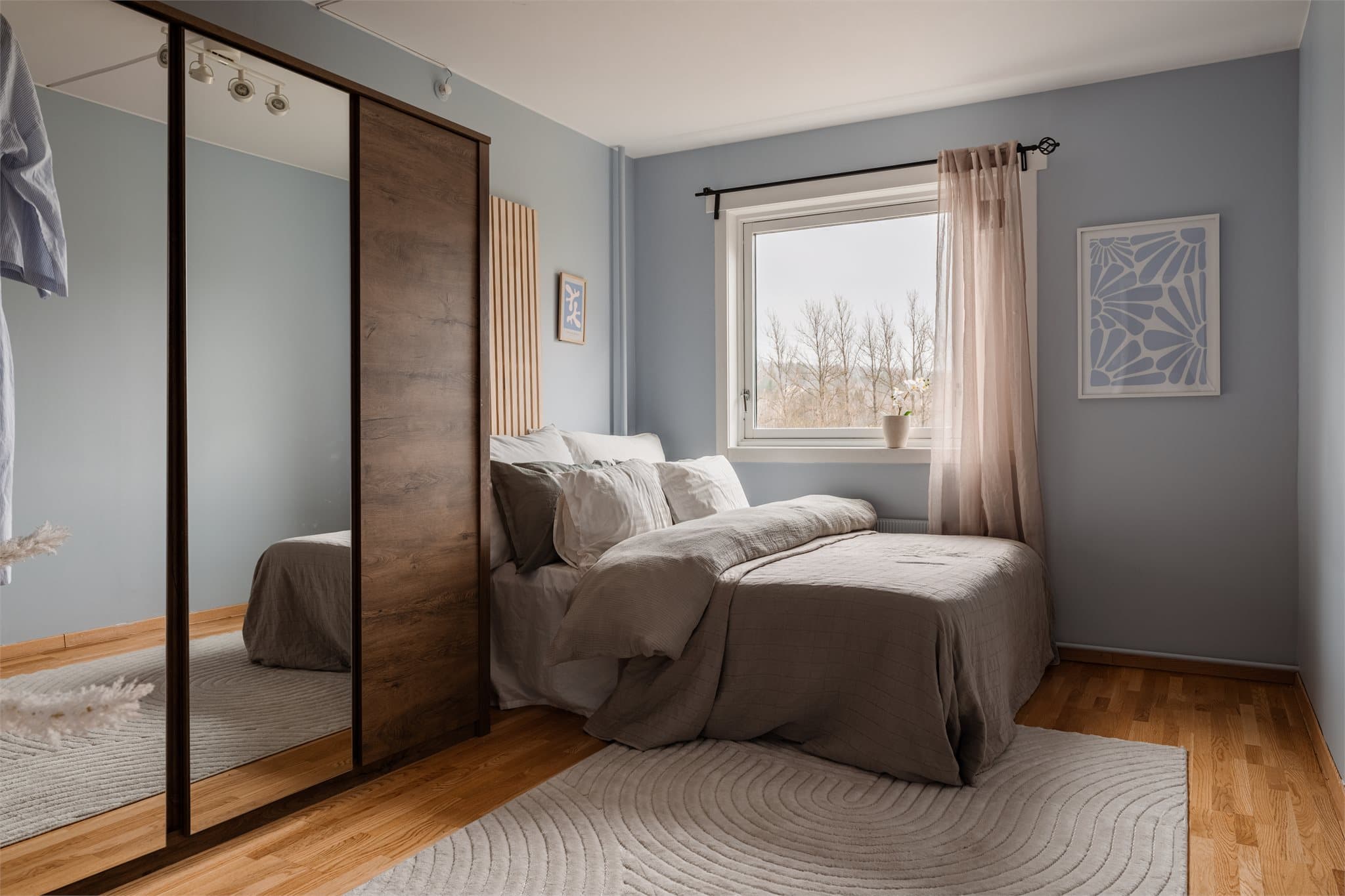 Leiligheten har to soverom. Hovedsoverommet har god plass til dobbeltseng og garderobeløsning.