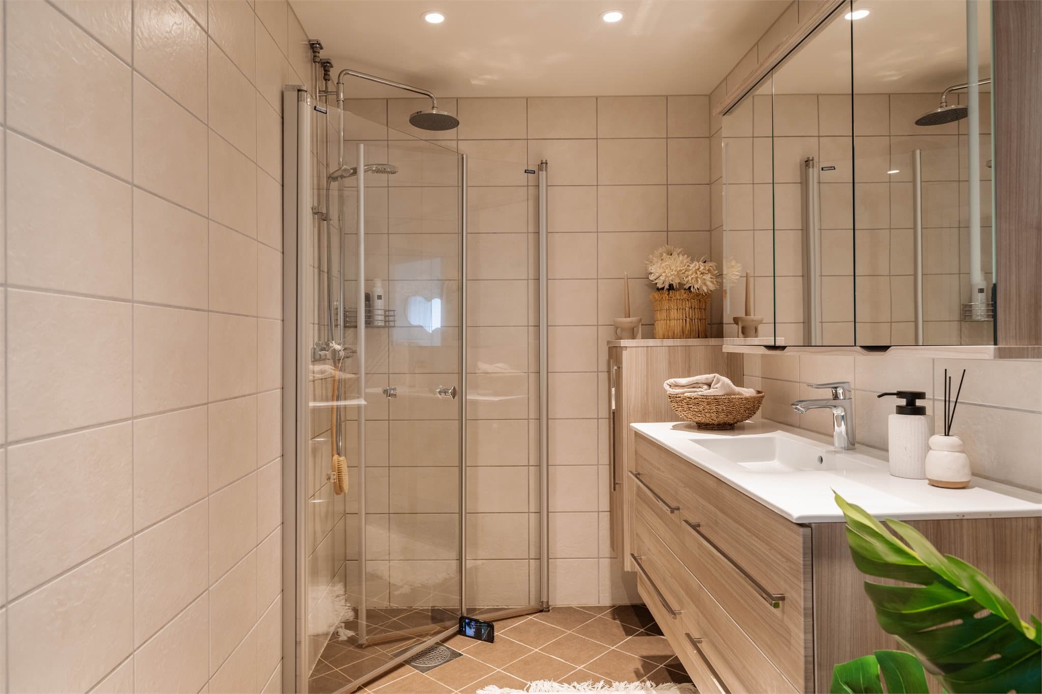 Badet ble renovert i 2018 og har flislagte overflater, elektrisk gulvvarme og innfelte downlights.