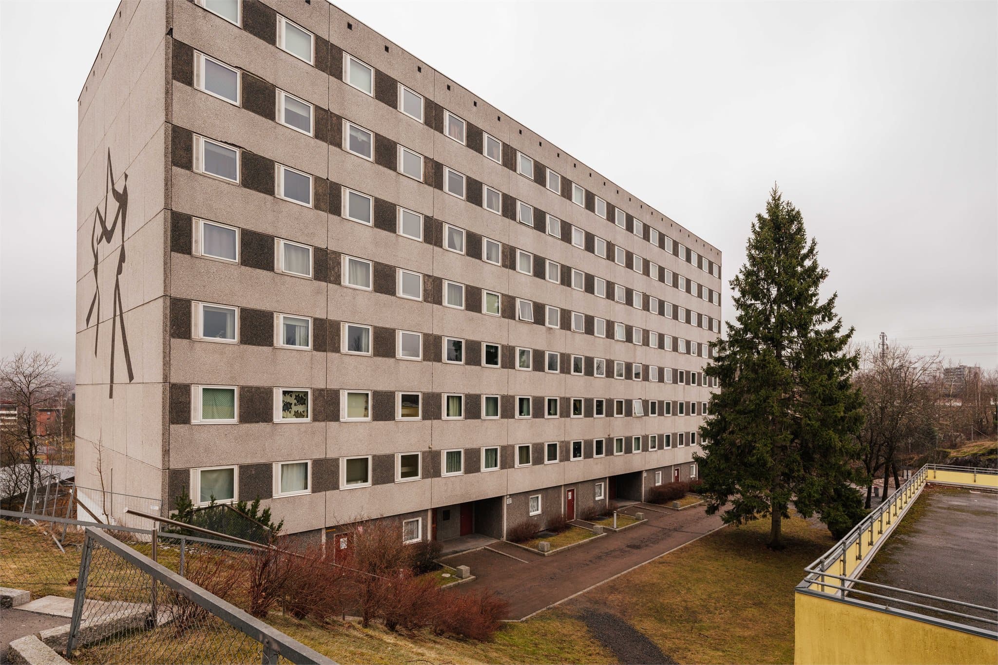 Haugenstua stasjon ligger under ti minutters gange fra boligen, og toget bruker under 20 minutter til Oslo S. For dagligvarehandel finner du både Kiwi og Rema 1000 i nærområdet.