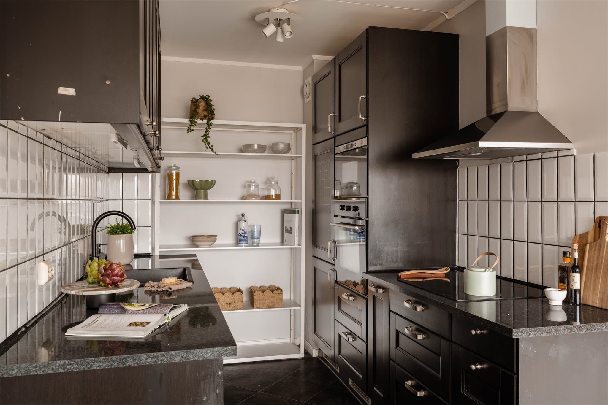 Kjøkkenet er utstyrt med integrert stekeovn, mikrobølgeovn, platetopp, oppvaskmaskin og kjøl/fryseskap.