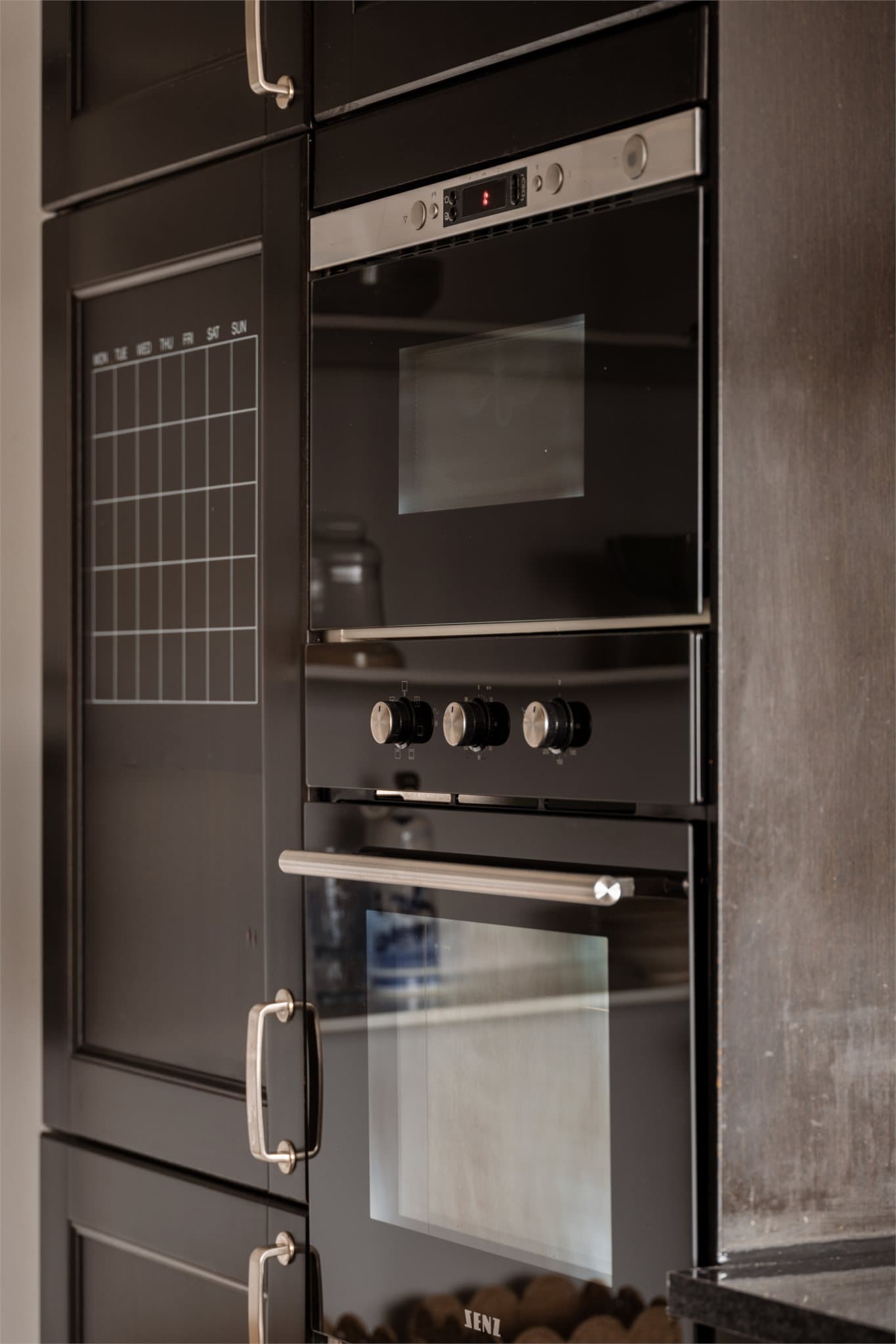 Høyskap med integrert stekeovn og mikrobølgeovn.