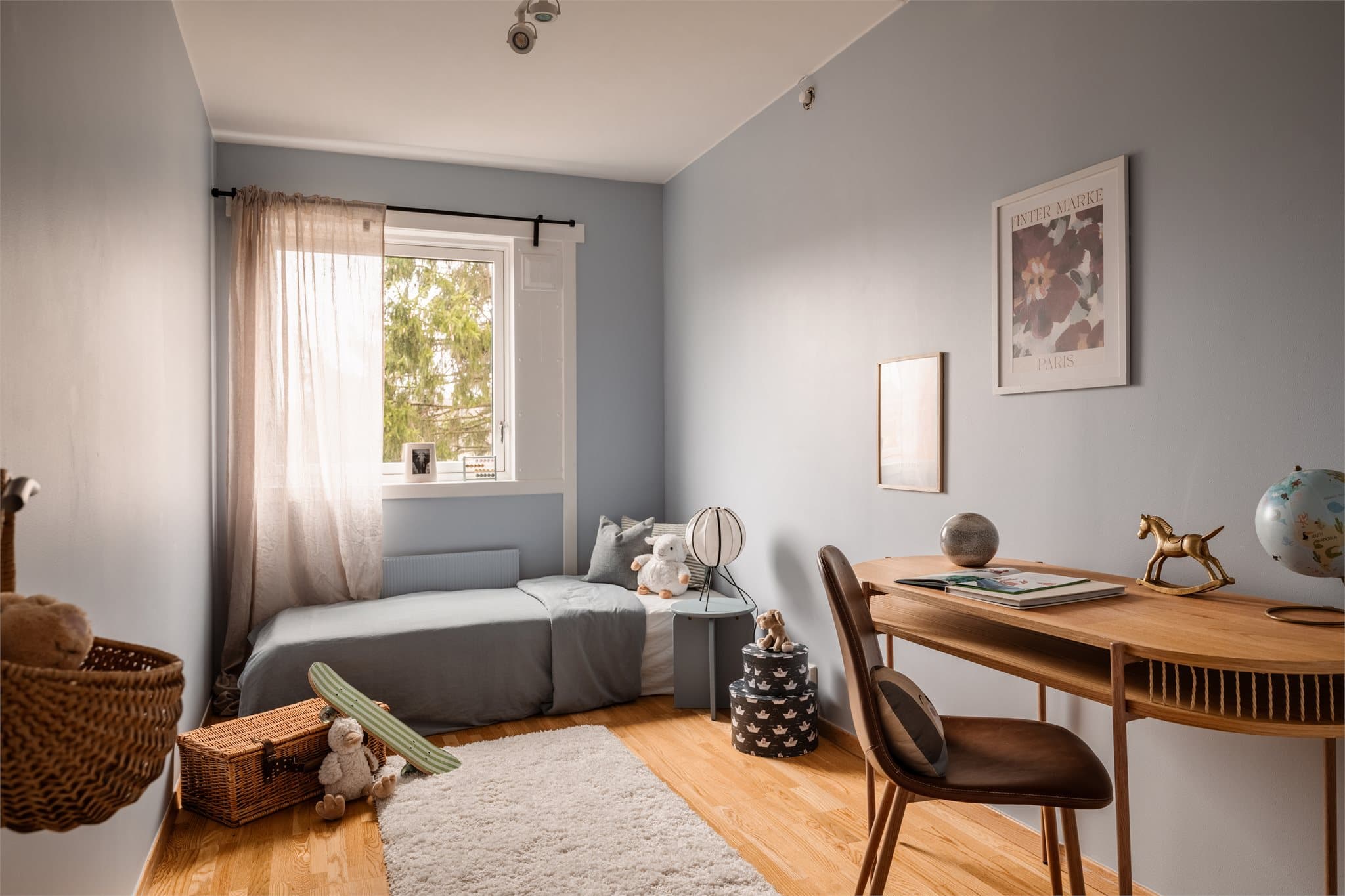 Rommet er enkelt å innrede med plass til både seng og en egen arbeidsplass.