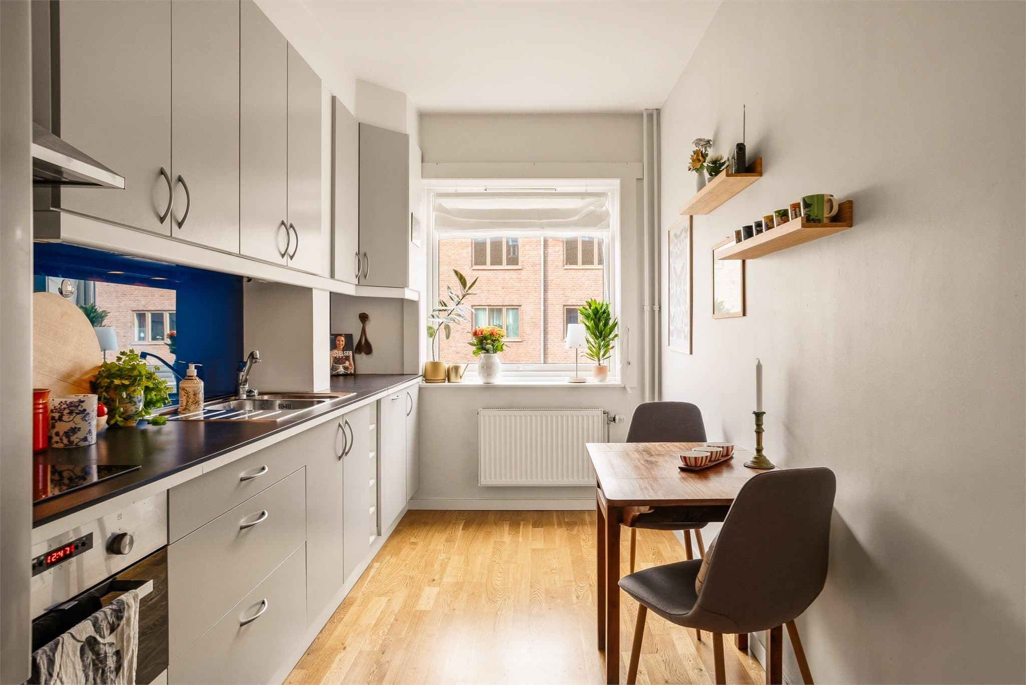 Kjøkkenet ligger i eget rom og har pen innredning fra Ikea.