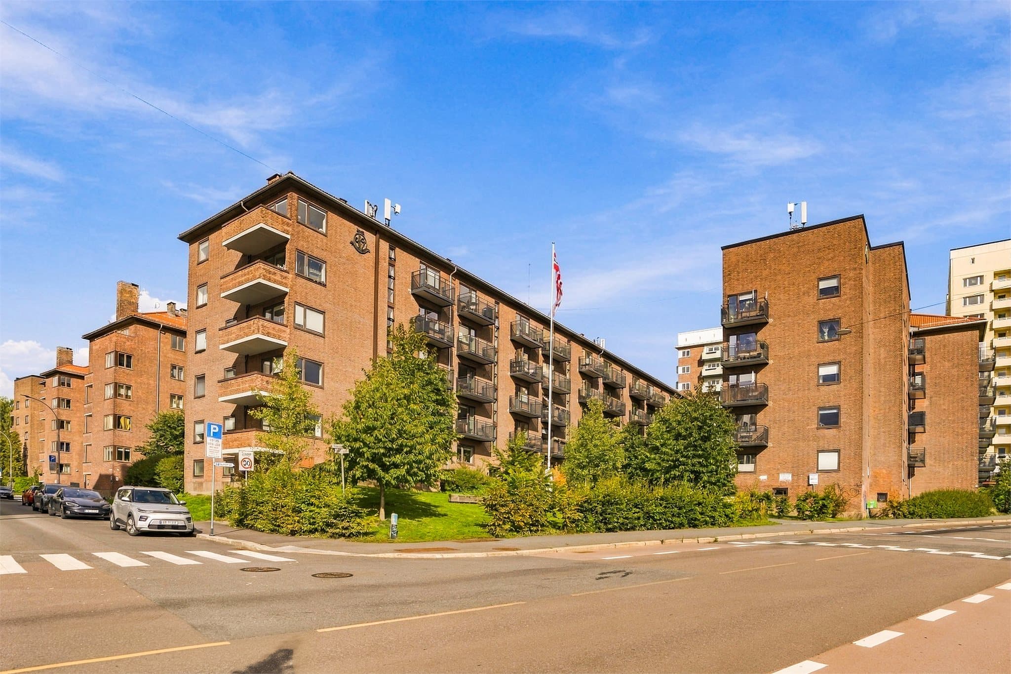 Beliggenheten passer spesielt godt for deg som ønsker nærheten til byen, men samtidig setter pris på grønne omgivelser.