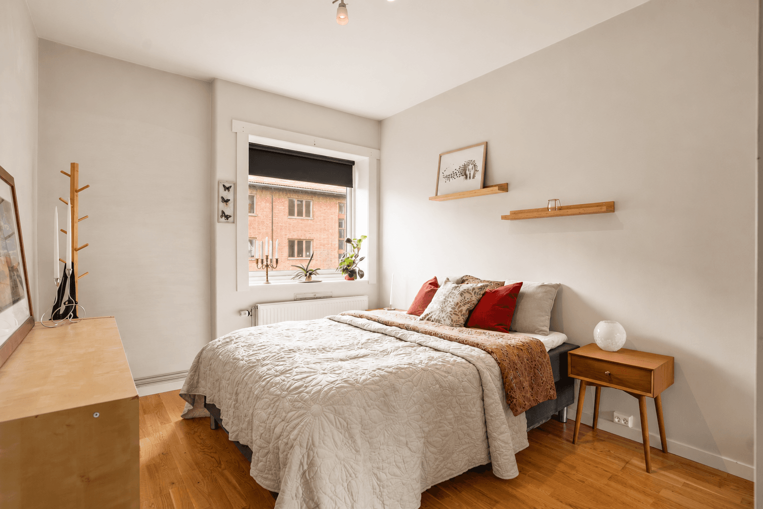 Soverommet vender inn mot rolig bakgård.