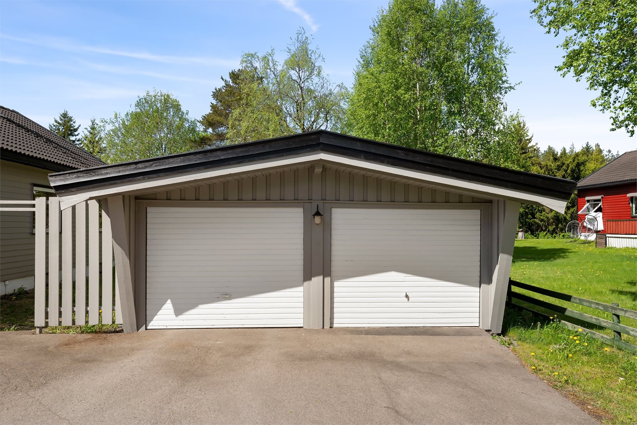 Frittstående garasje med to parkeringsplasser.