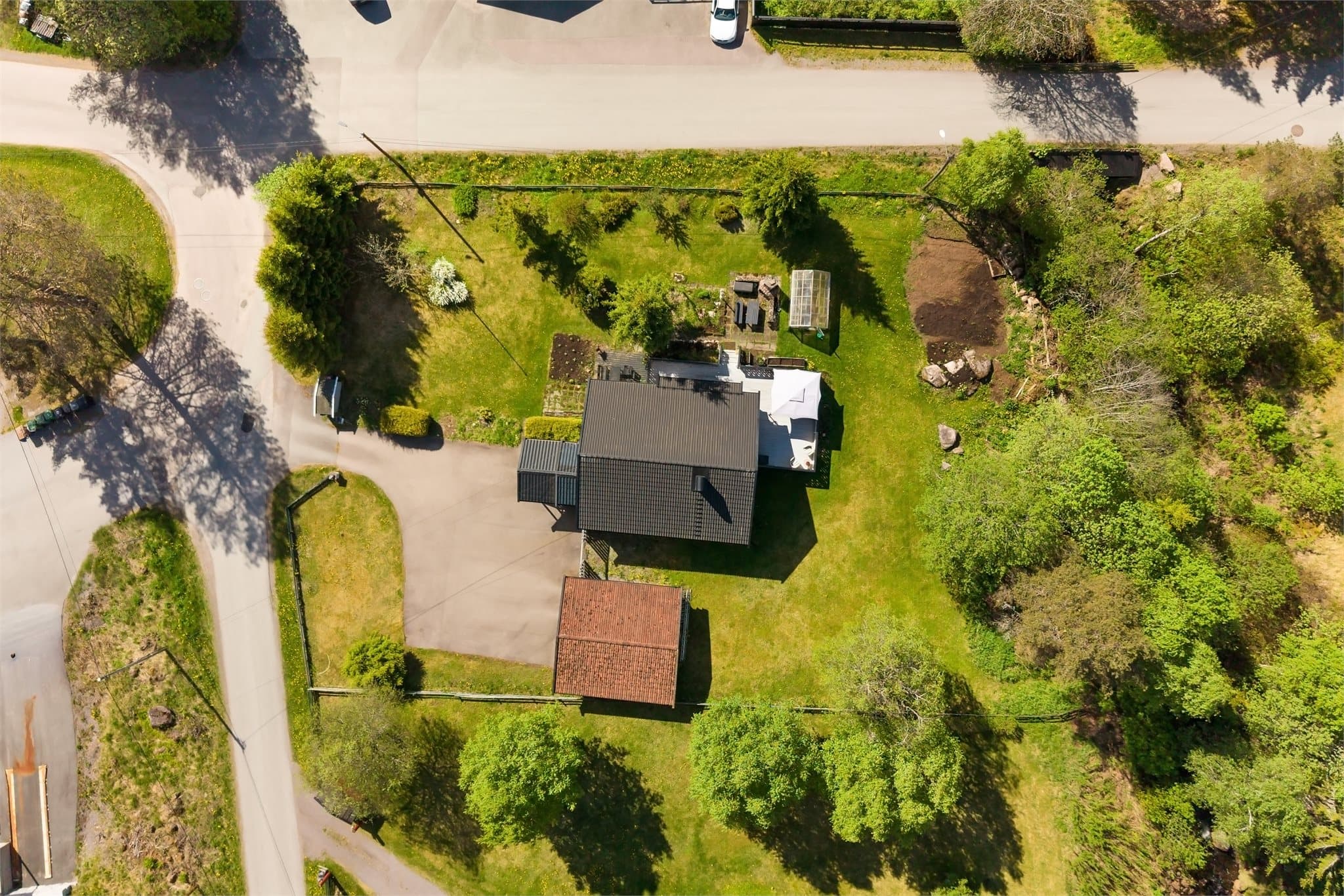 Dronebilde av eiendommen.
