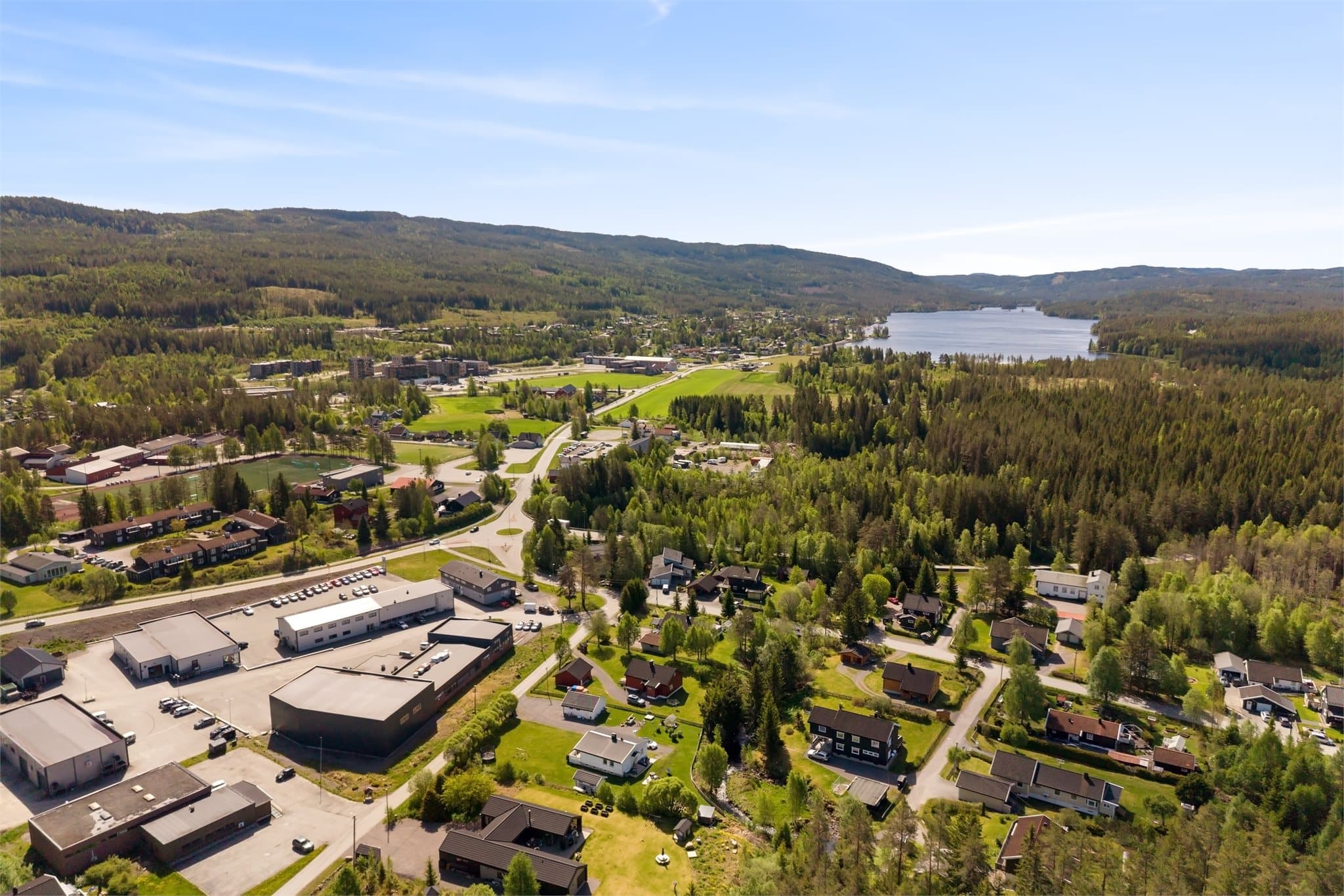 Det er gangavstand til Harestuavannet, som de senere årene har blitt oppgradert med gode badefasiliteter om sommeren samt preparerte skiløyper og muligheter for skøytegåing om vinteren.