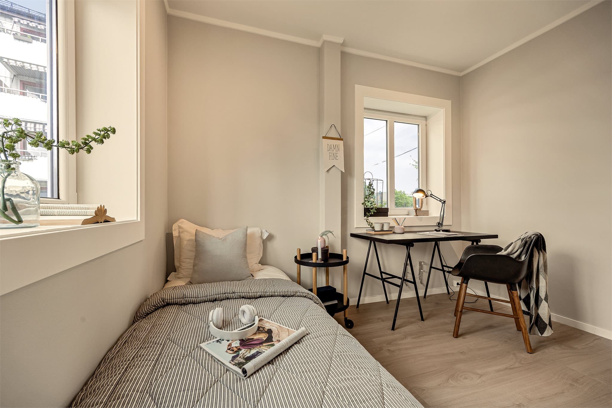 Fleksibelt soverom som passer perfekt for en familie i vekst eller deg som ønsker et dedikert arbeidsrom hjemme.