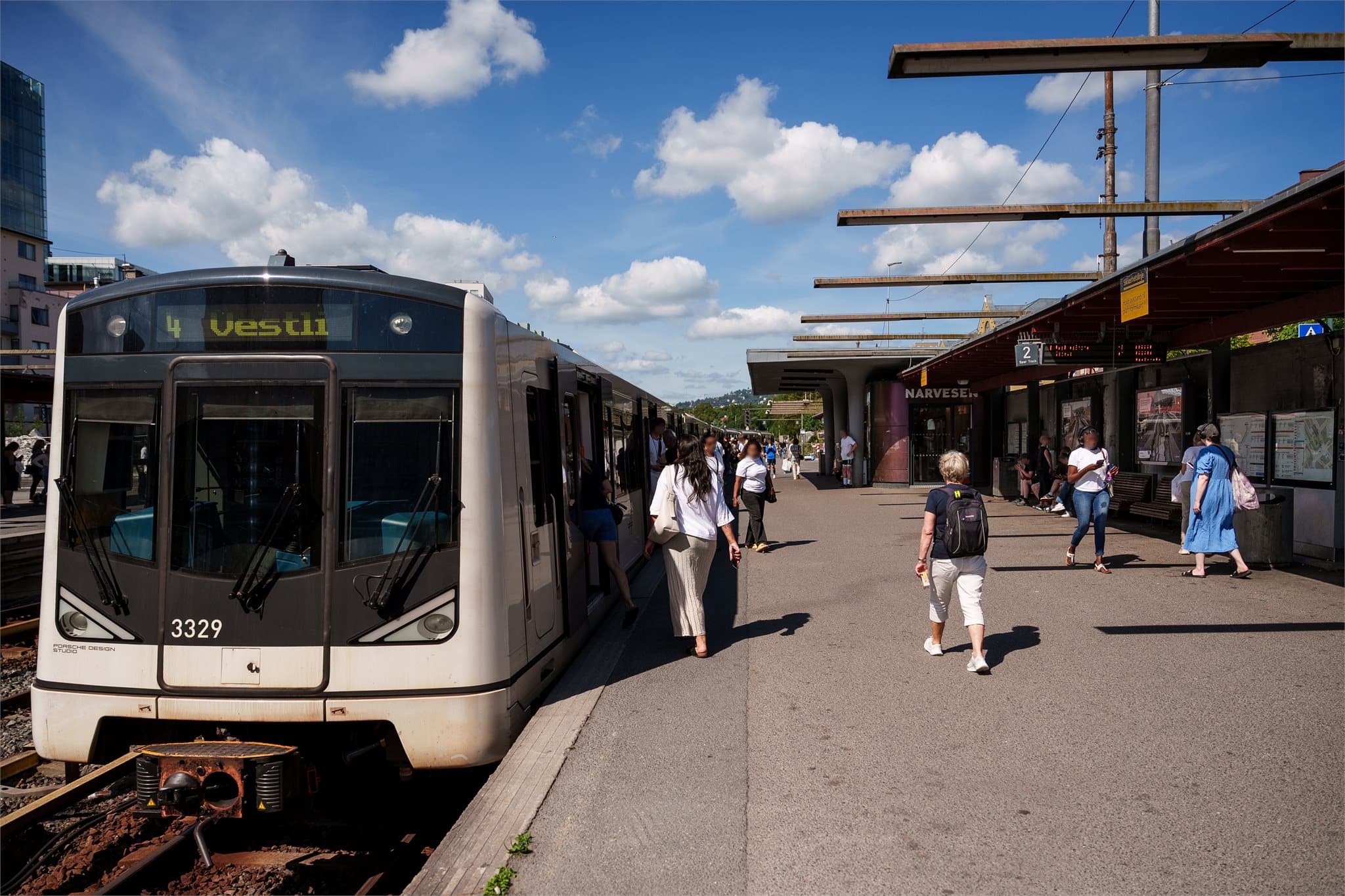 Majorstuen stasjon er et knutepunkt hvor alle T-banens linjer møtes.