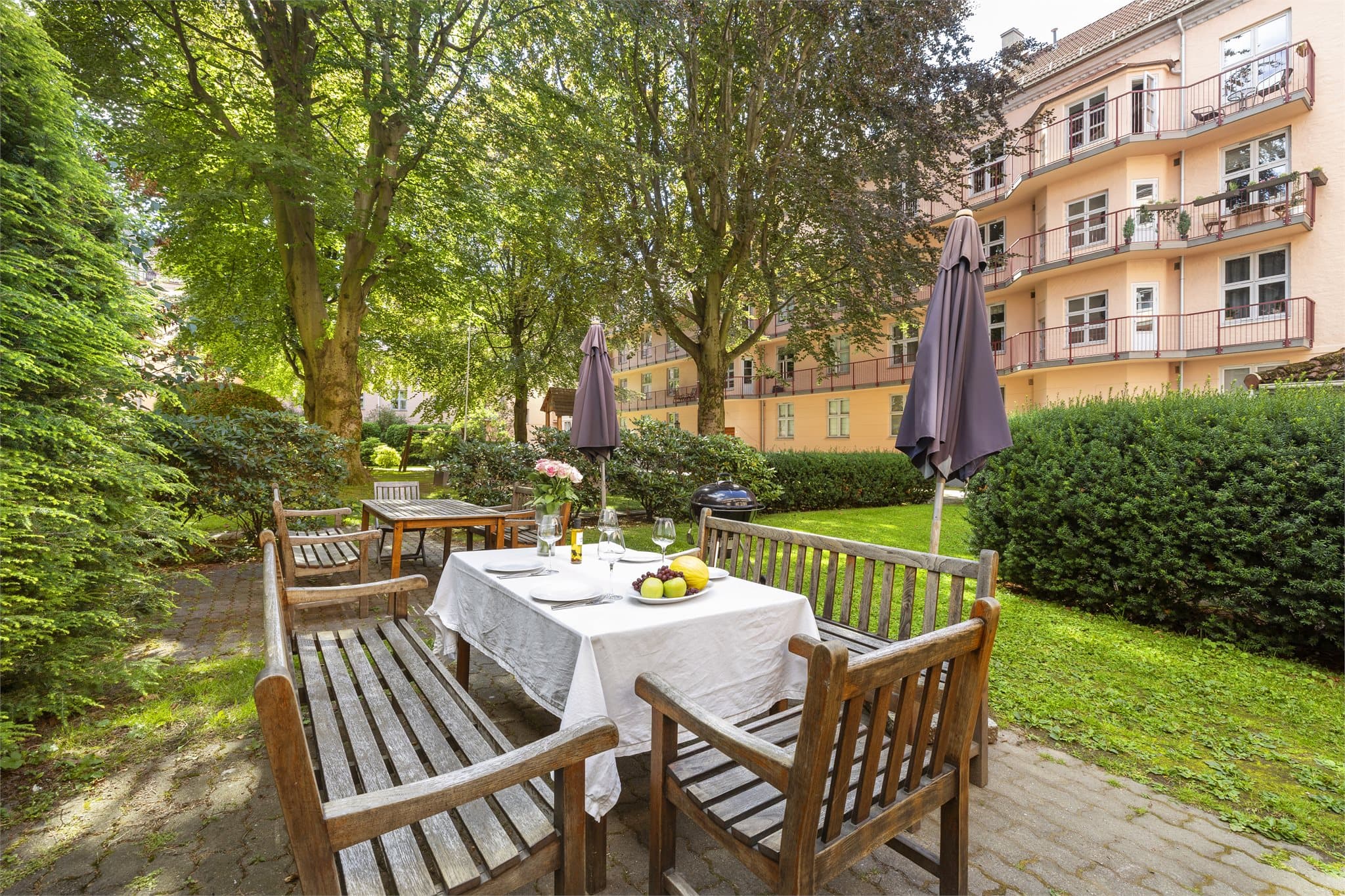 Den skjermede og frodige bakgården har felles hagemøbler og grillmuligheter - en skjult perle midt på Majorstuen!