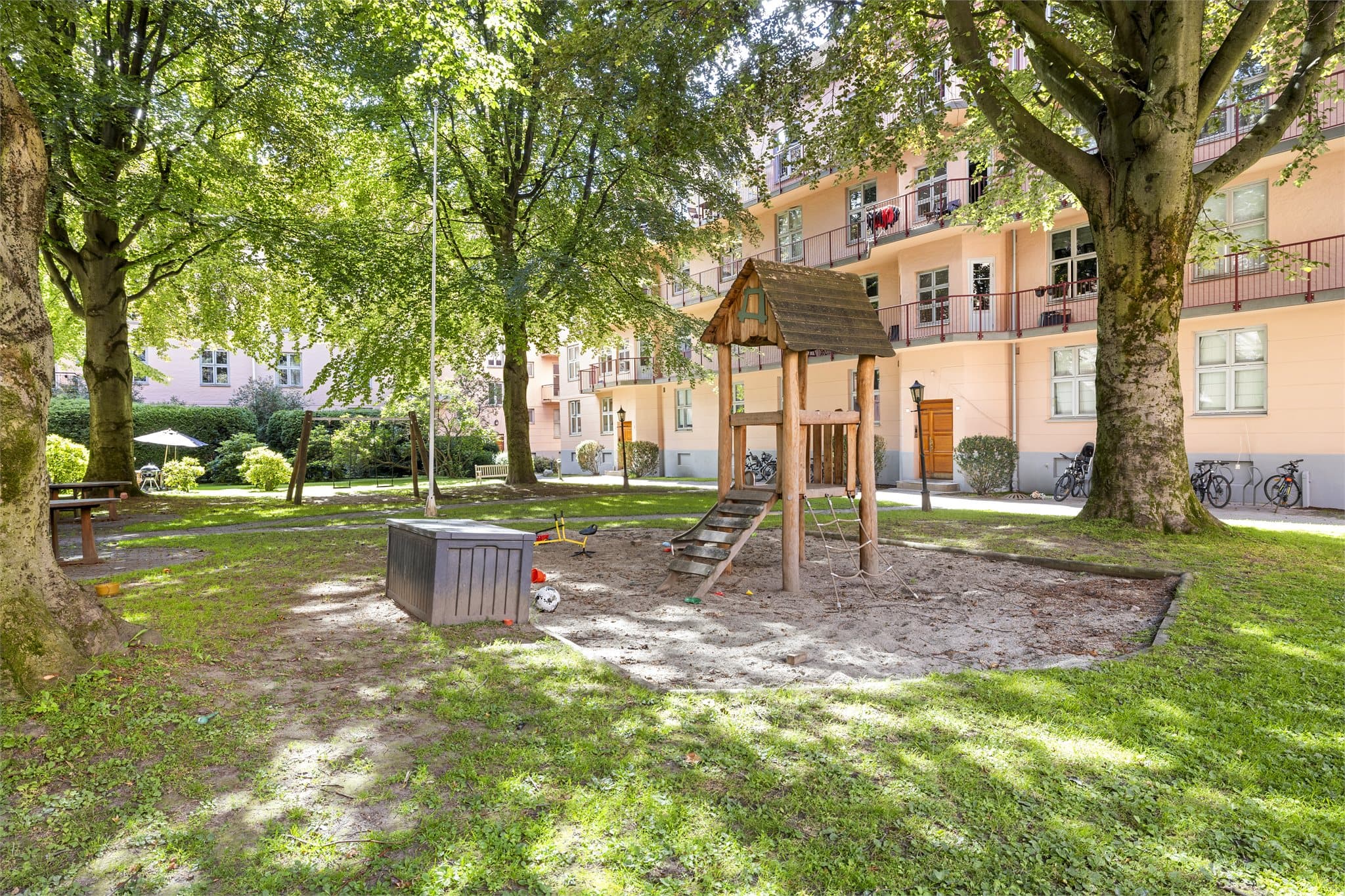 Lekeplass for de minste i det skjermede gårdsrommet.