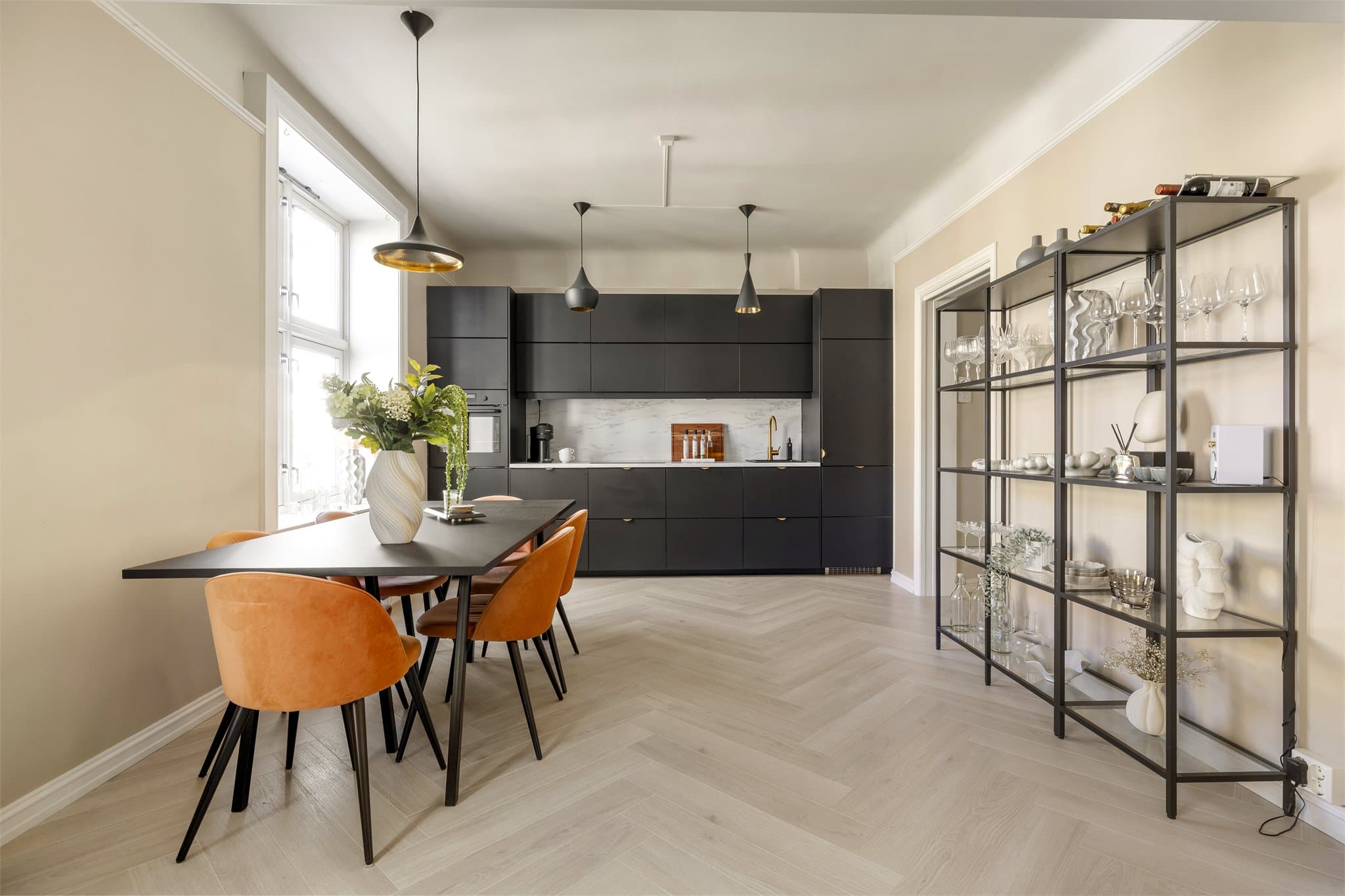 Moderne innredning fra IKEA med glatte fronter og laminat benkeplate. Benkeplaten er ført opp på veggen som sprutsone og gir et helhetlig uttrykk.