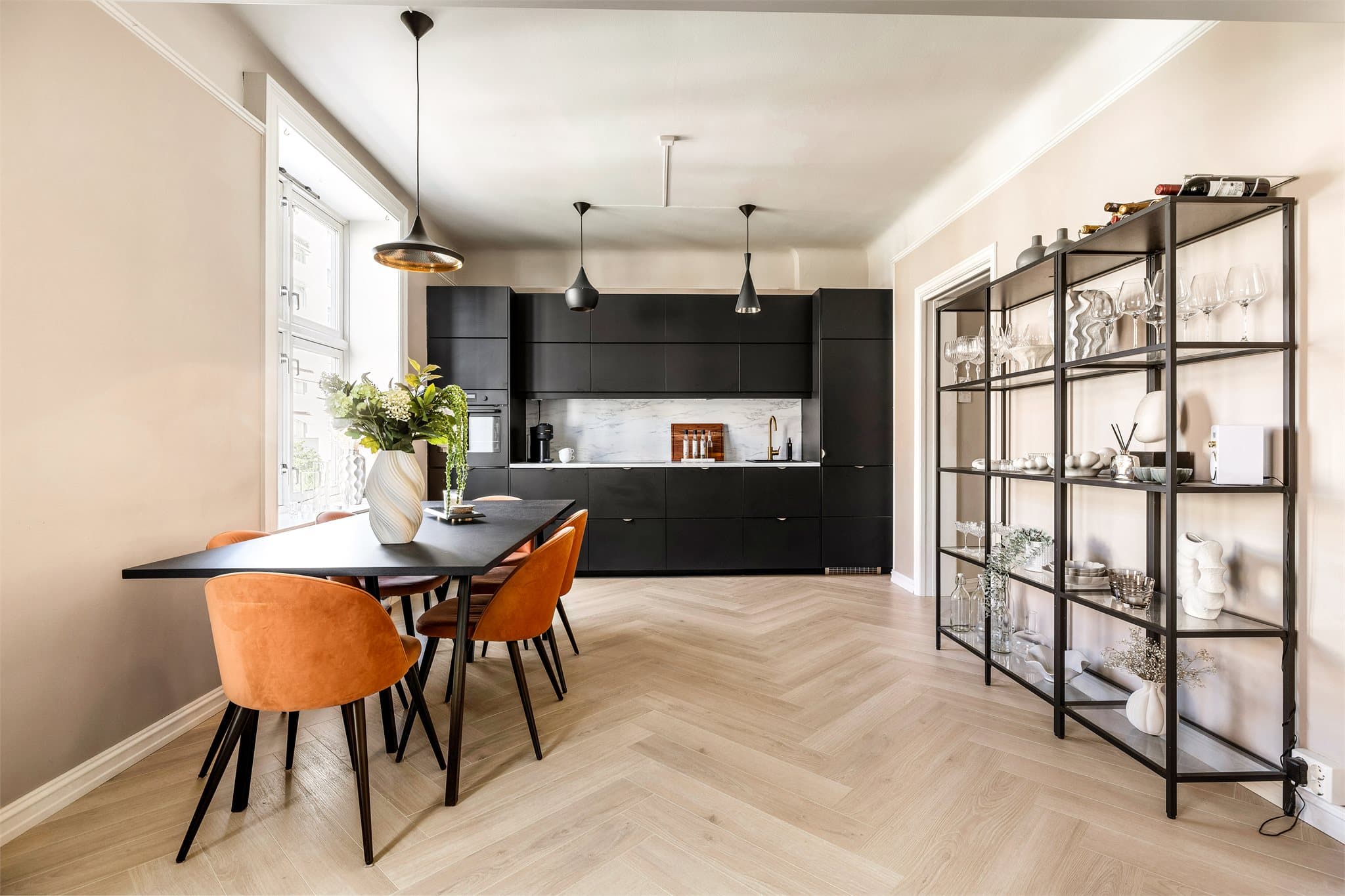 Moderne innredning fra IKEA med glatte fronter og laminat benkeplate. Benkeplaten er ført opp på veggen som sprutsone og gir et helhetlig uttrykk.
