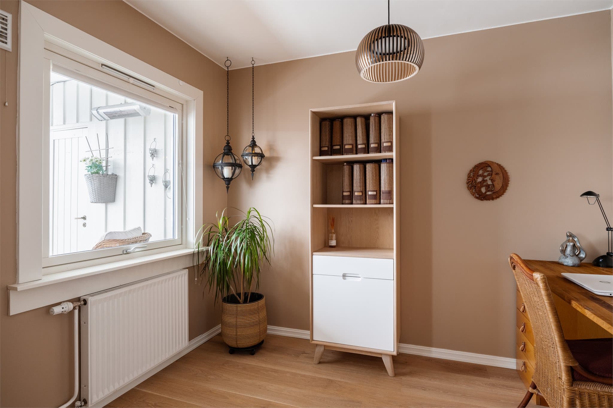 Rommet brukes i dag som bibliotek og kontor, men kan med enkle grep omgjøres til et ekstra soverom.