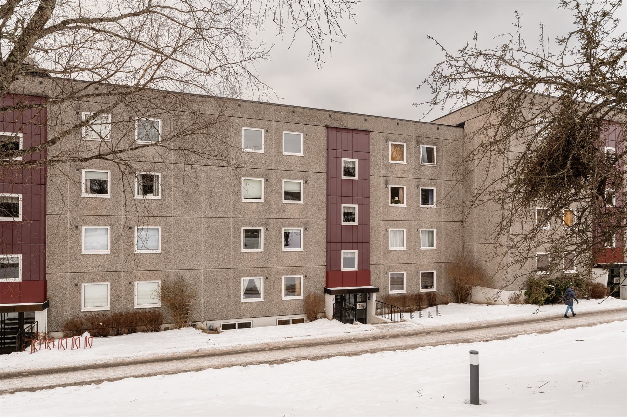 Fra leiligheten er det kort vei til flere matbutikker og bussforbindelser.