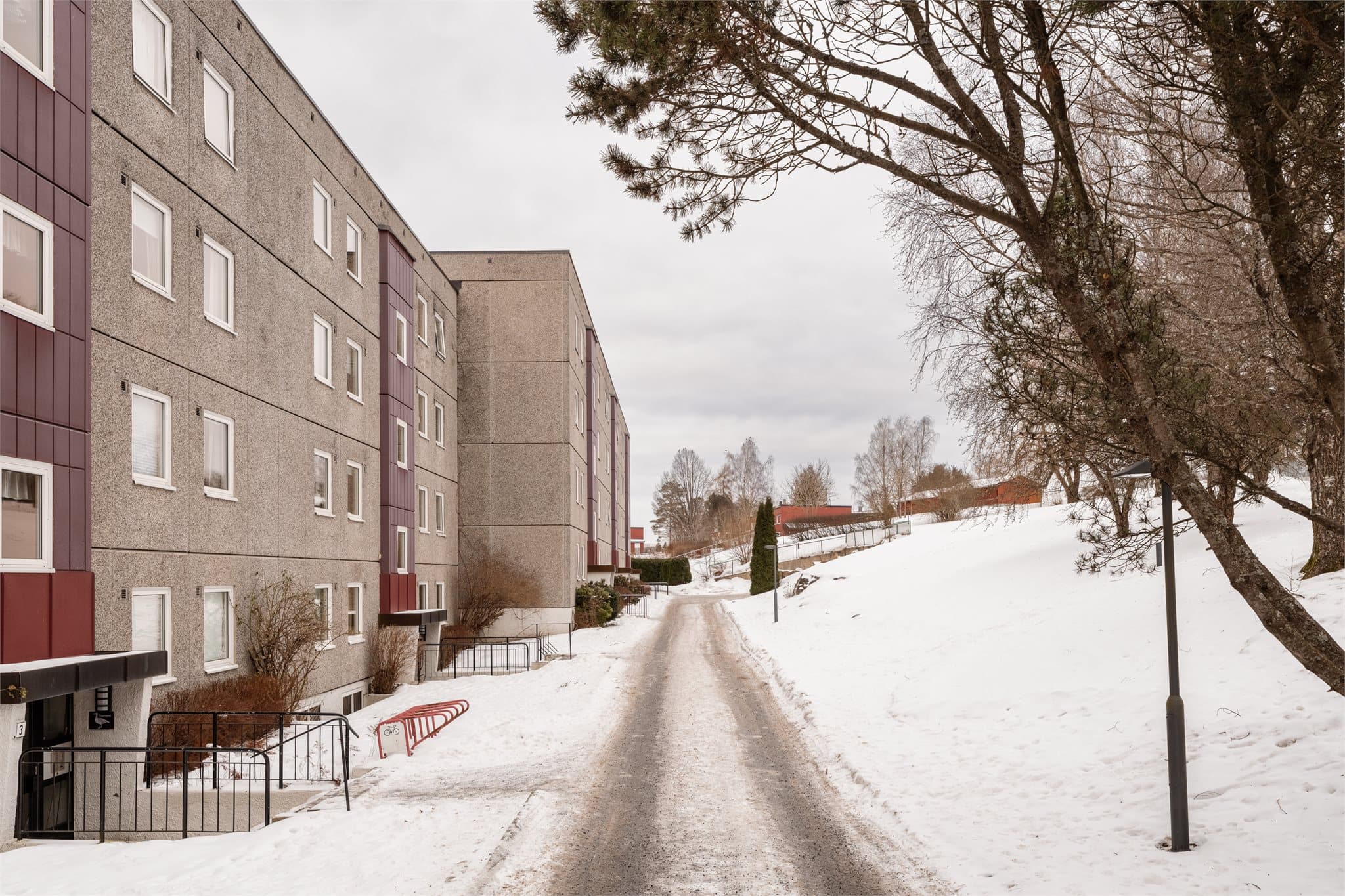 Hverdagslogistikken er enkel med kort gangavstand til Bogerud T-banestasjon og butikker.