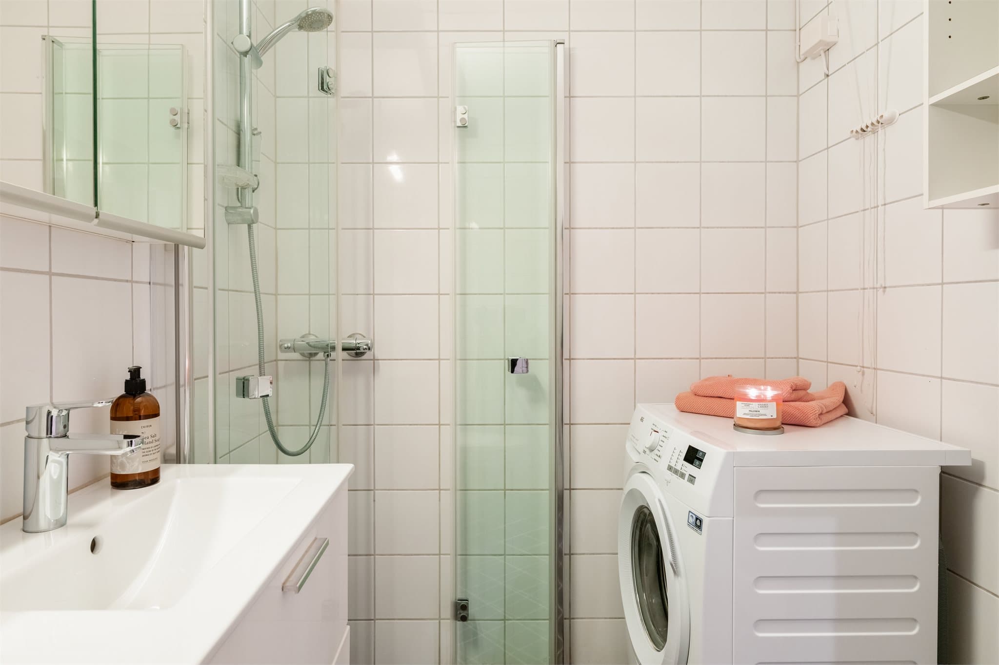 Her er det støpt gulv med varmekabler for komfort, samt opplegg for vaskemaskin.