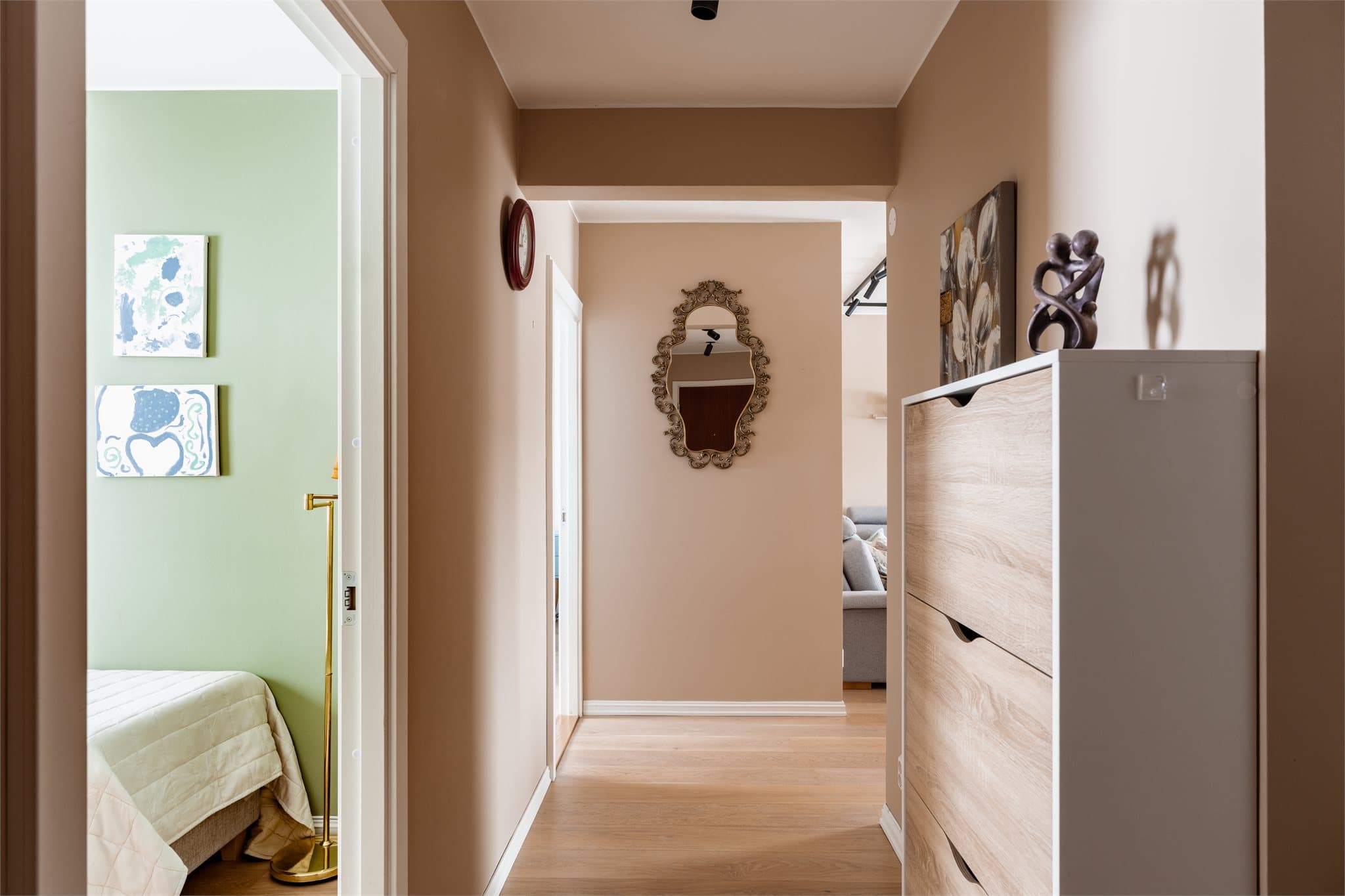 En gang skiller soverommene fra oppholdsrommene. De innvendige dørene er nye fra 2024.