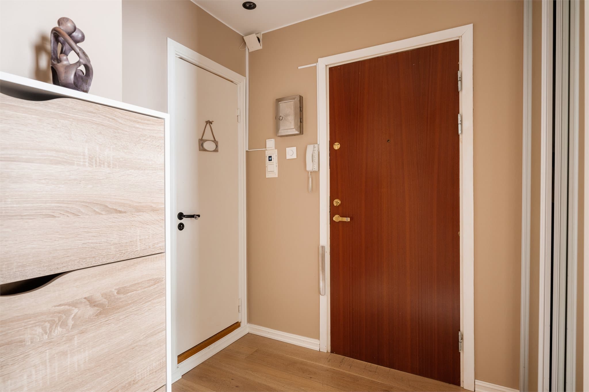 En ny, romslig skyvedørsgarderobe fra 2024 gir rikelig med plass til yttertøy.