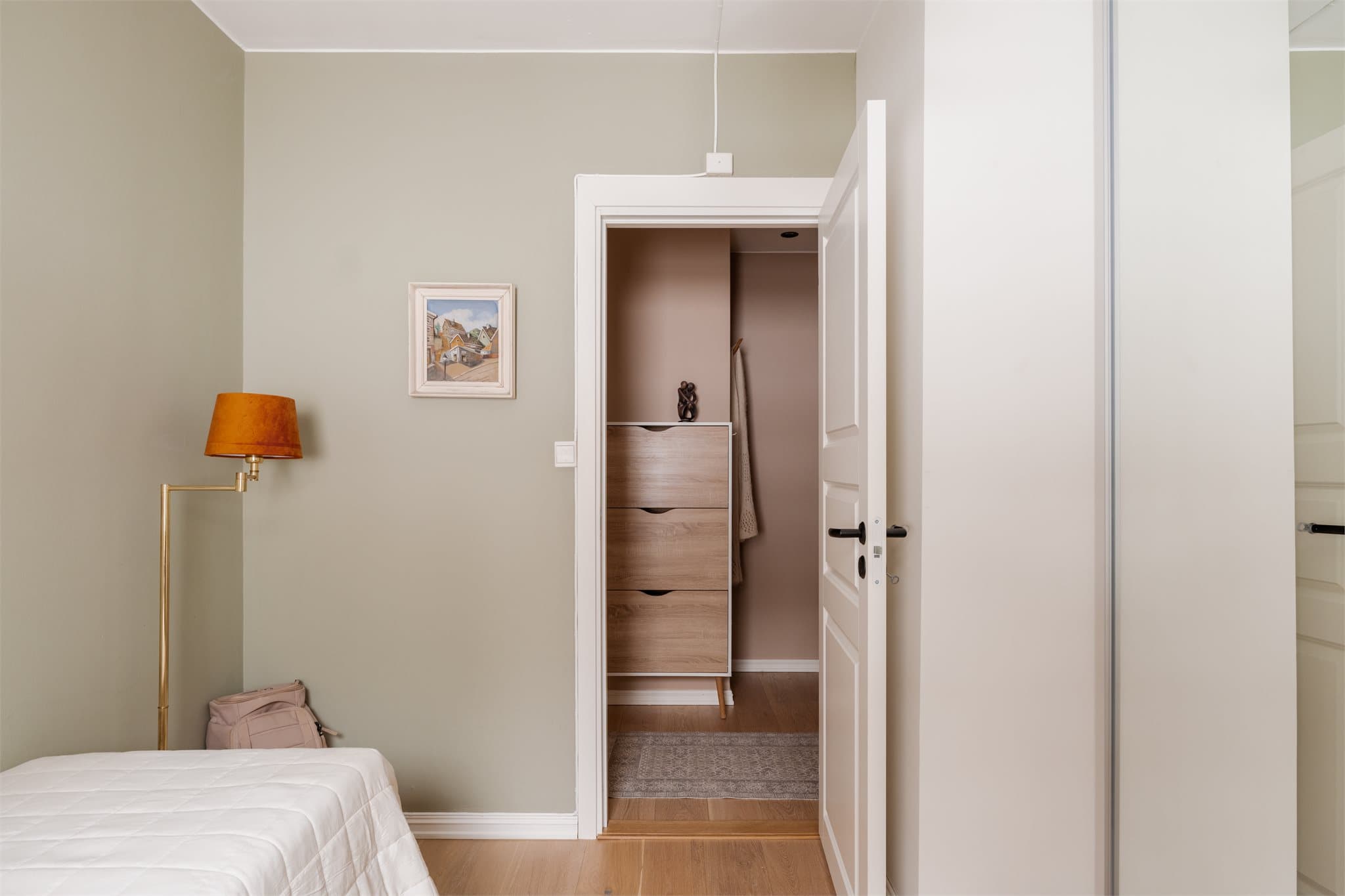 Alle innerdører, med unntak av baderomsdøren, er hvitmalte fyllingsdører byttet i 2024.