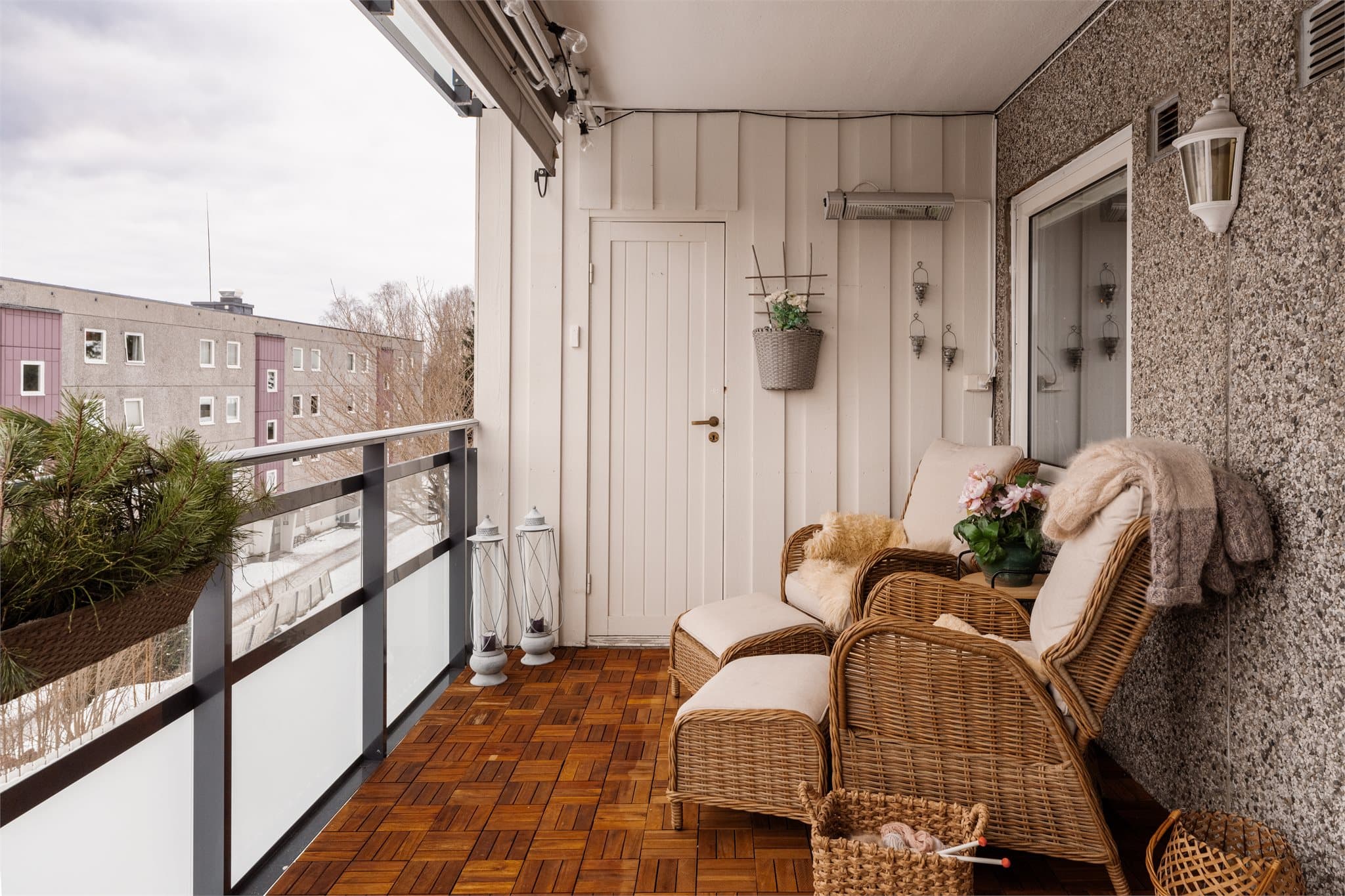 Den store, sørvestvendte balkongen på 13 m² fungerer som en forlengelse av stuen.