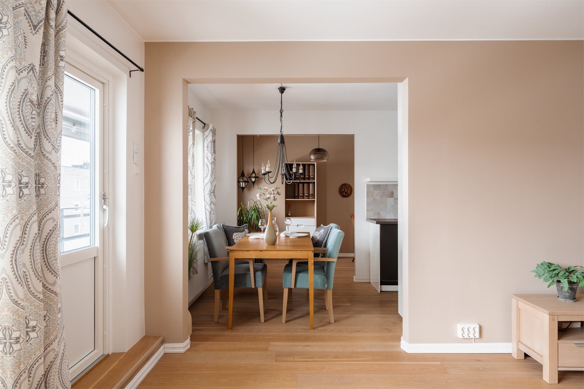 Balkongdøren, i likhet med vinduene, er fra 2021 og gir direkte tilgang til uteplassen.