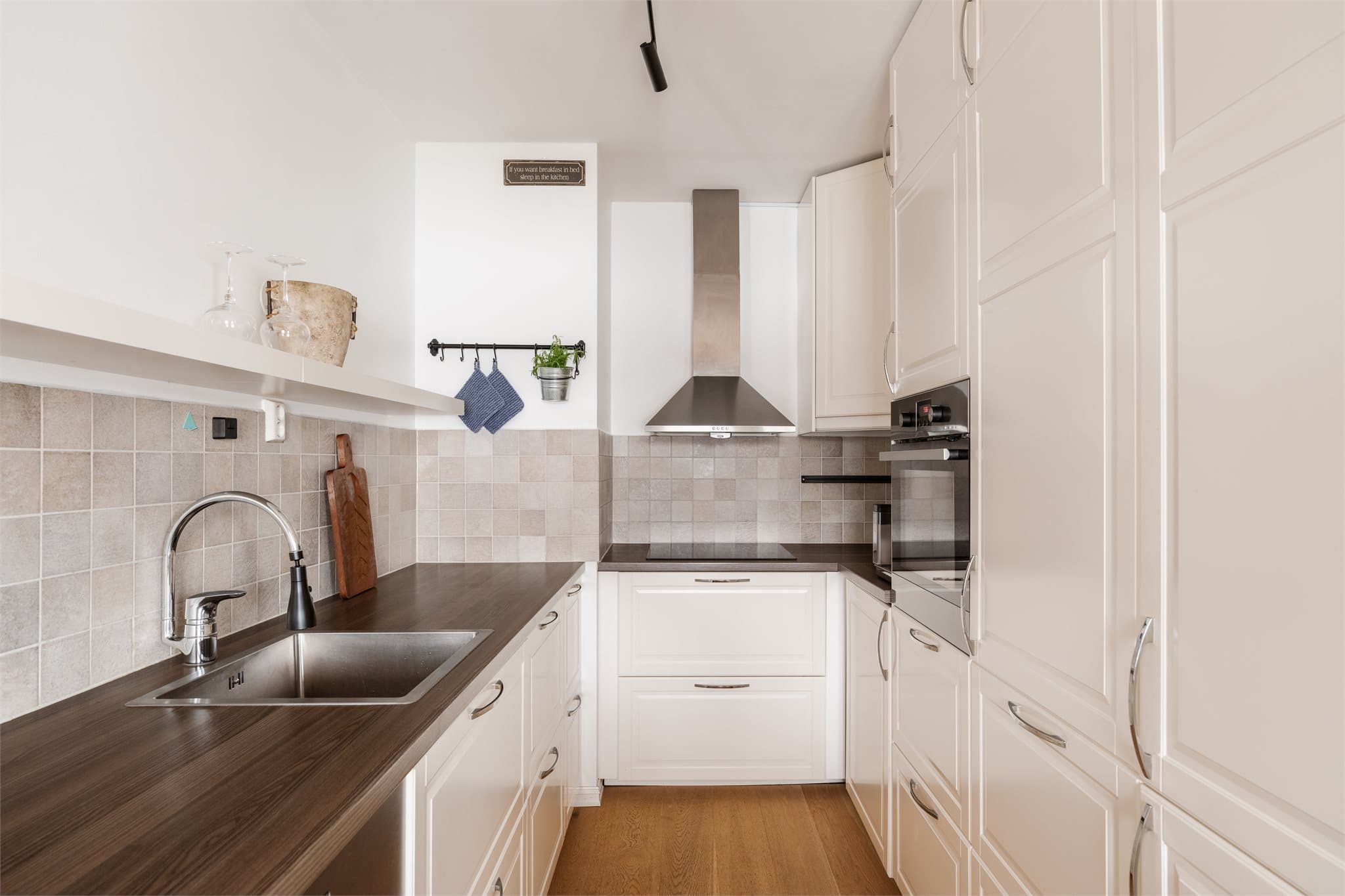 Kjøkkenet har en åpen løsning mot stuen, med profilerte fronter og integrerte hvitevarer.