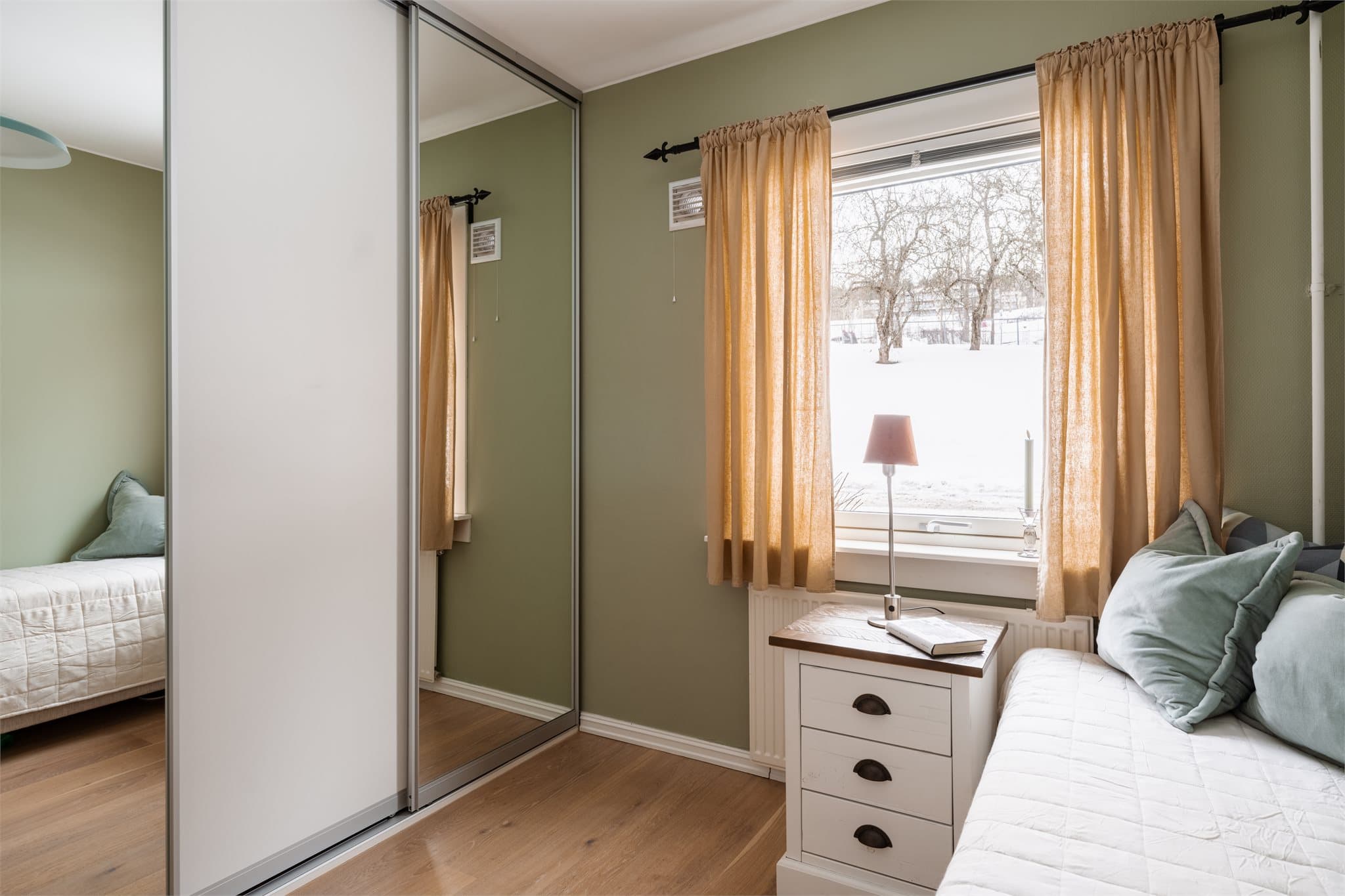 Også her er det installert en ny skyvedørsgarderobe med speilfronter i 2024.