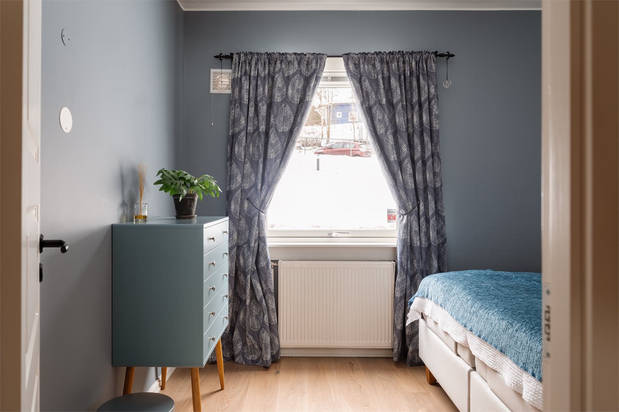 Rommet har enstavs parkett og nymalte overflater, som resten av oppholdsrommene.