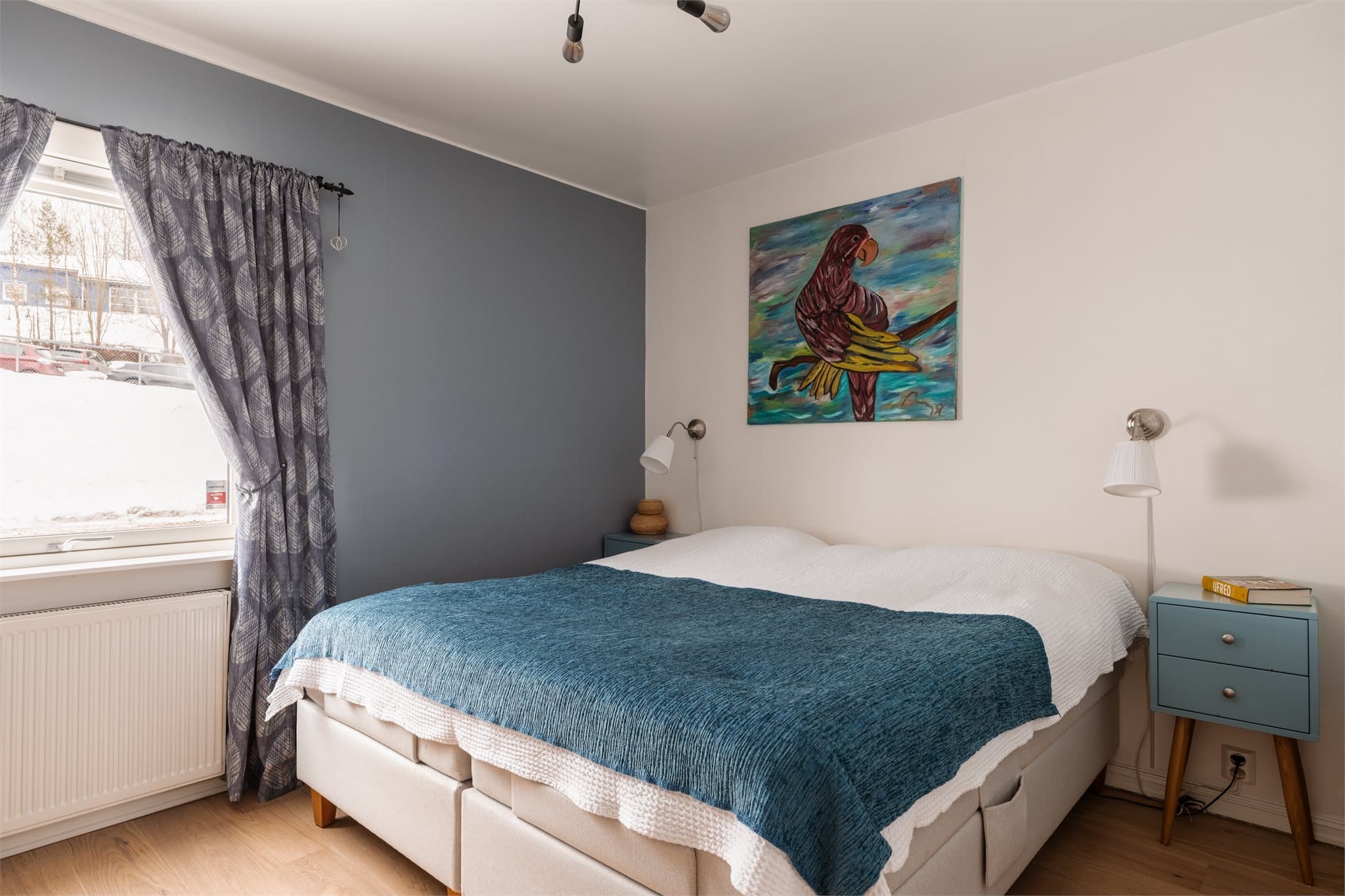 Hovedsoverommet har god plass til dobbeltseng og tilhørende møblement.