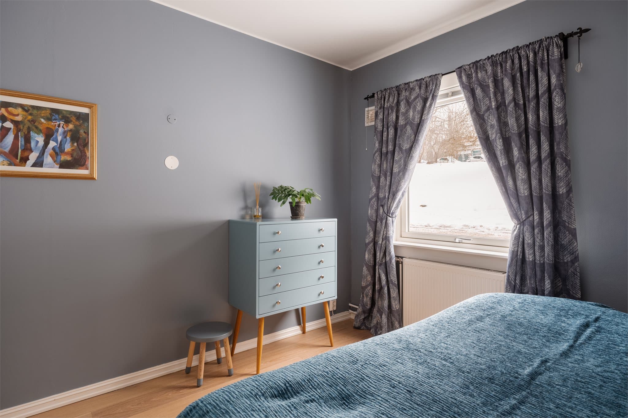 Leiligheten har gode lagringsmuligheter med to boder i kjelleren og en bod på terrassen.