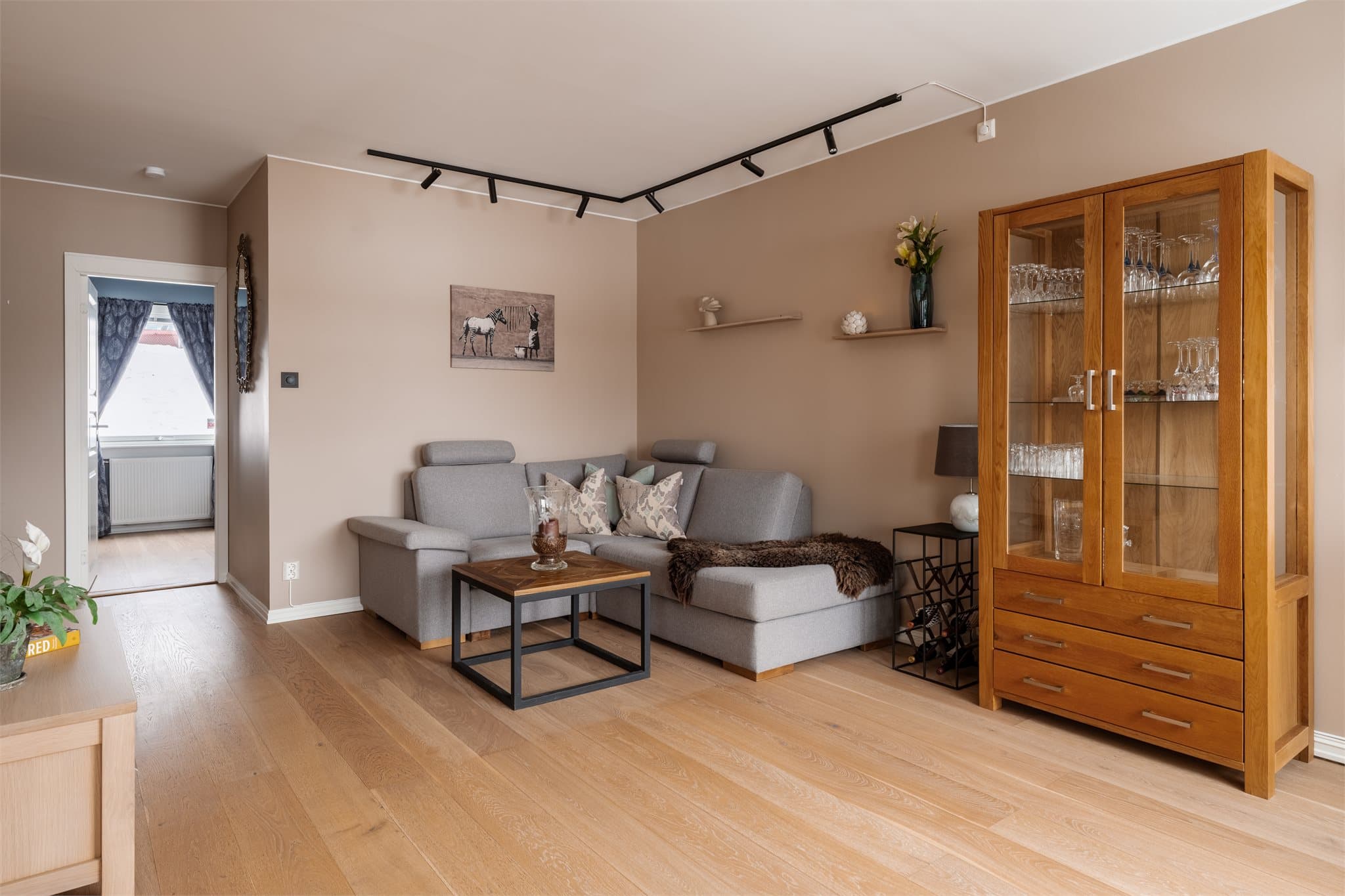 Flott enstavs parkett og overflater malt i 2024.