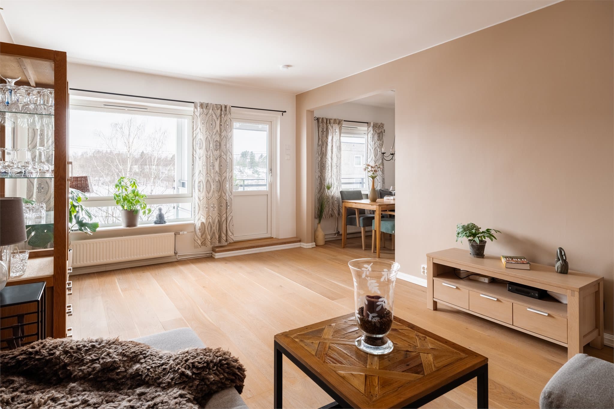 Leiligheten ligger høyt i terrenget og har flott utsikt fra oppholdsrommene.