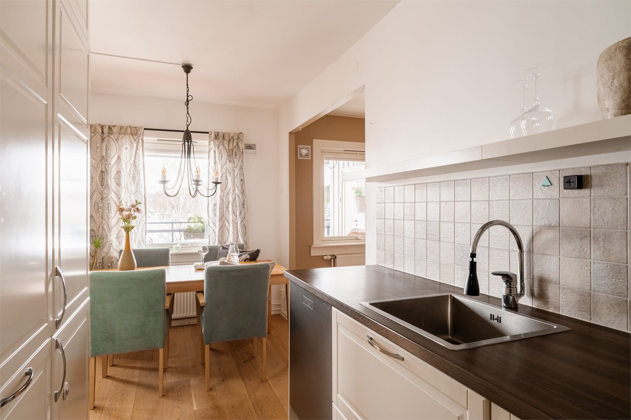 Kjøkkeninnredningen har laminatbenkeplate med nedfelt stålkum og belysning over benken. Det er montert komfyrvakt.