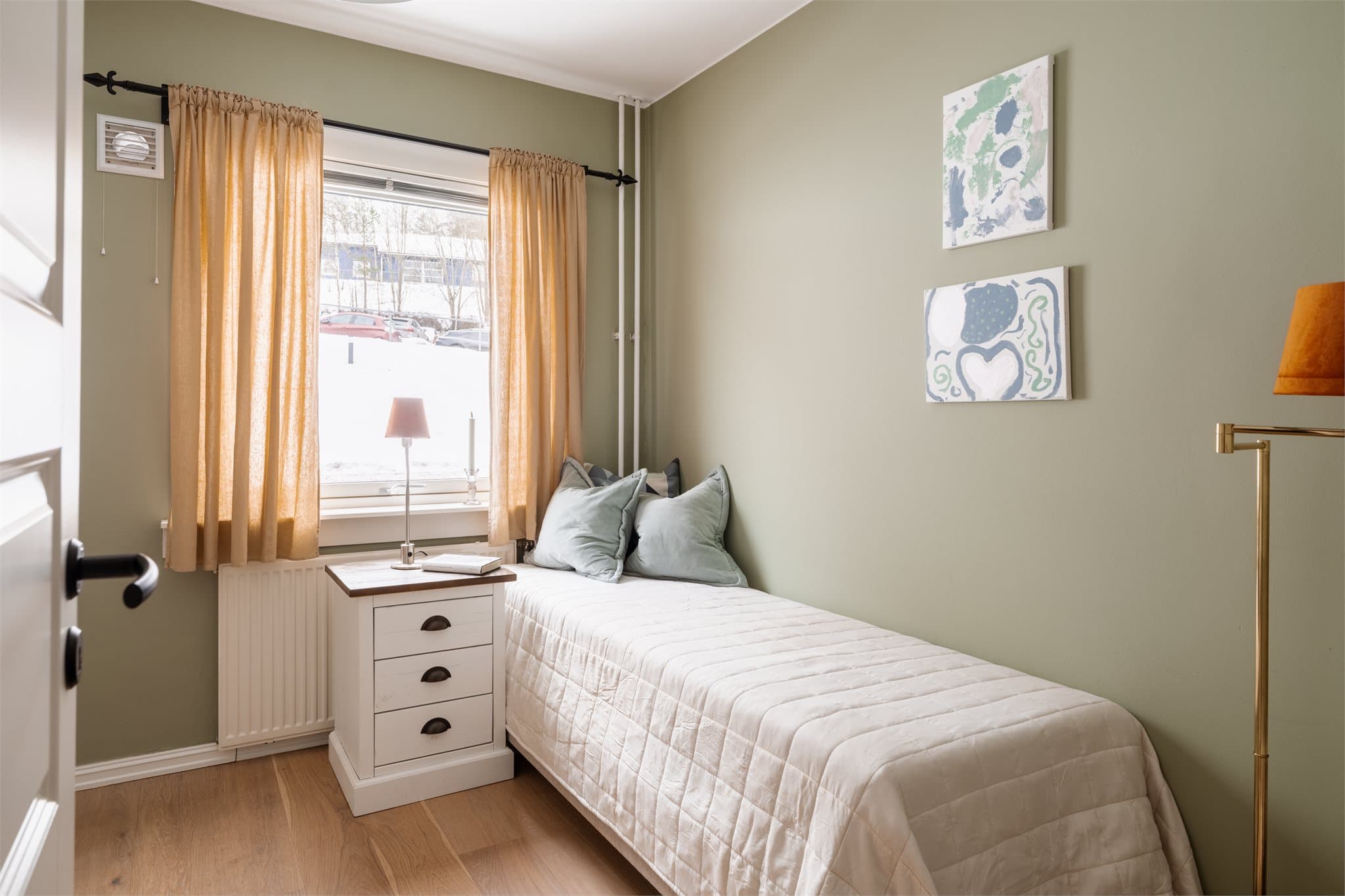 Det andre soverommet egner seg godt som barnerom, gjesterom eller kontor.