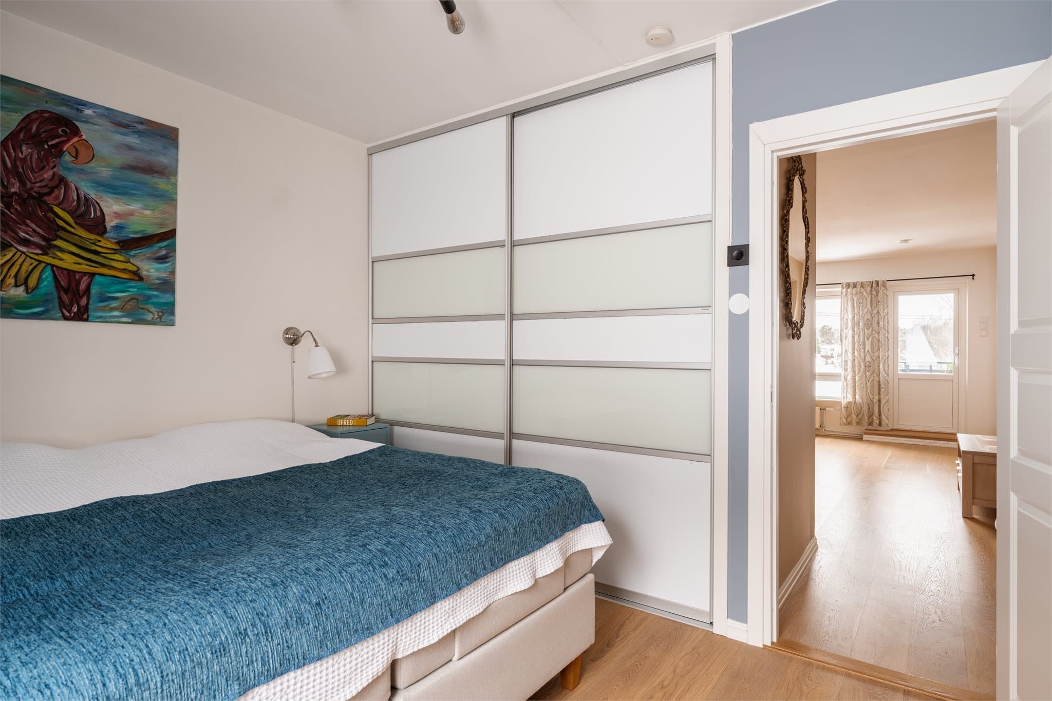 En ny skyvedørsgarderobe fra 2024 gir utmerket oppbevaringsplass.