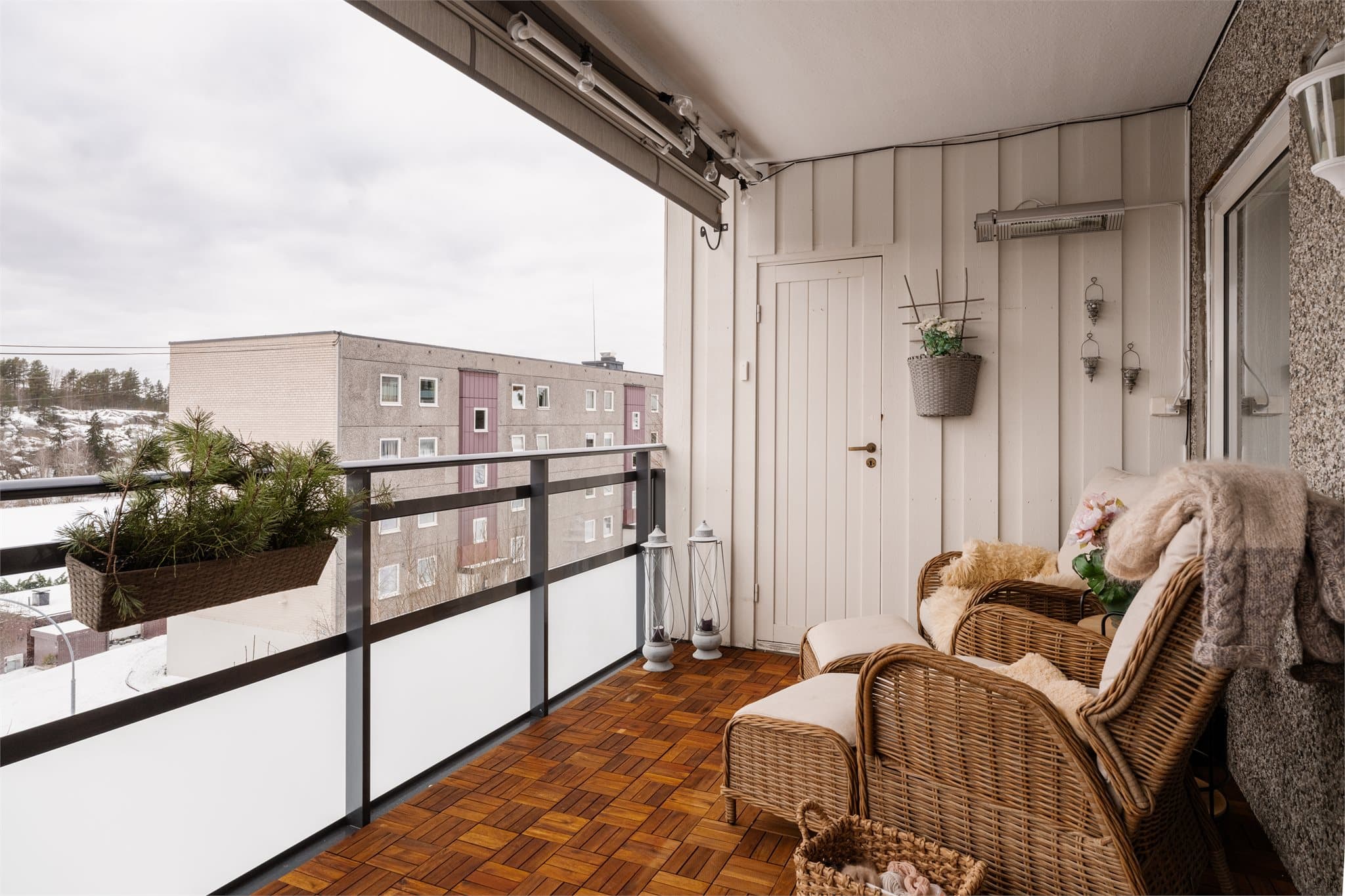 Balkongen er utstyrt med elektrisk markise, varmelampe med fjernstyring og belysning. Det er også utvendig screen på stuevinduet.