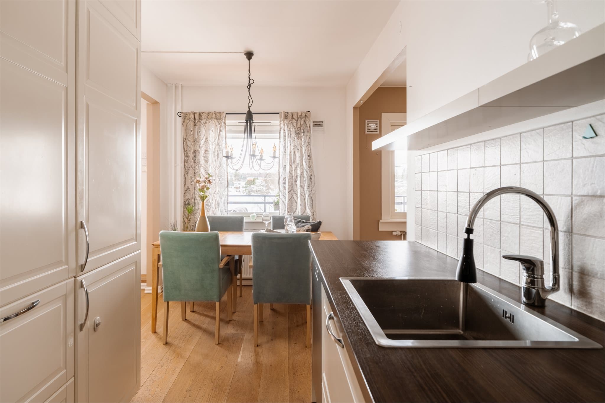 Rikelig med arbeidsflater og oppbevaringsplass på kjøkkenet.