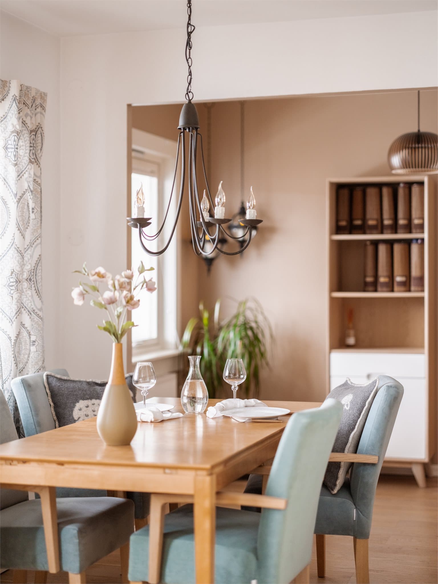 En lys og gjennomgående leilighet med store vindusflater.