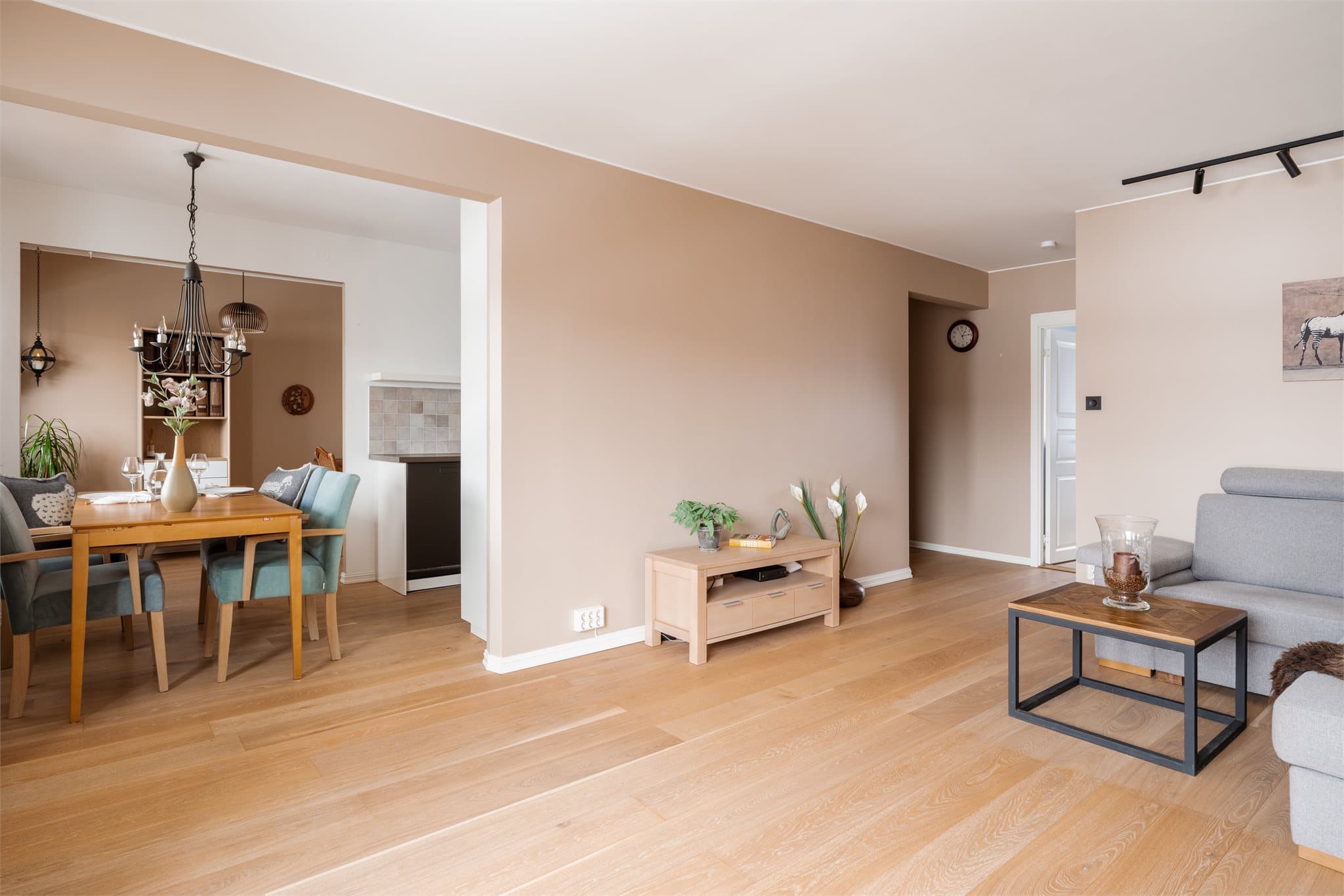 Et tidligere soverom er åpnet opp for å skape en romslig sone som inneholder bibliotek, kjøkken og stue.