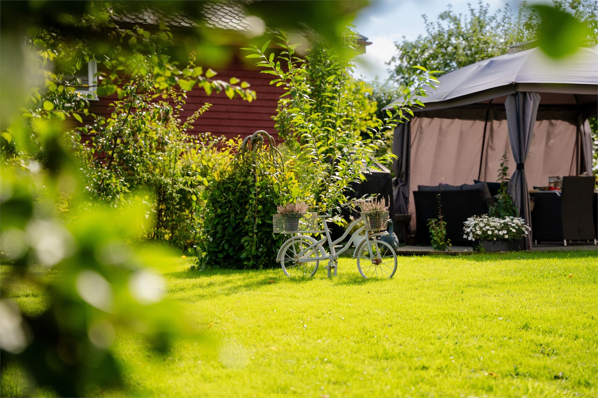 I hagen er det etablert egen treplatting med frittstående paviljong.