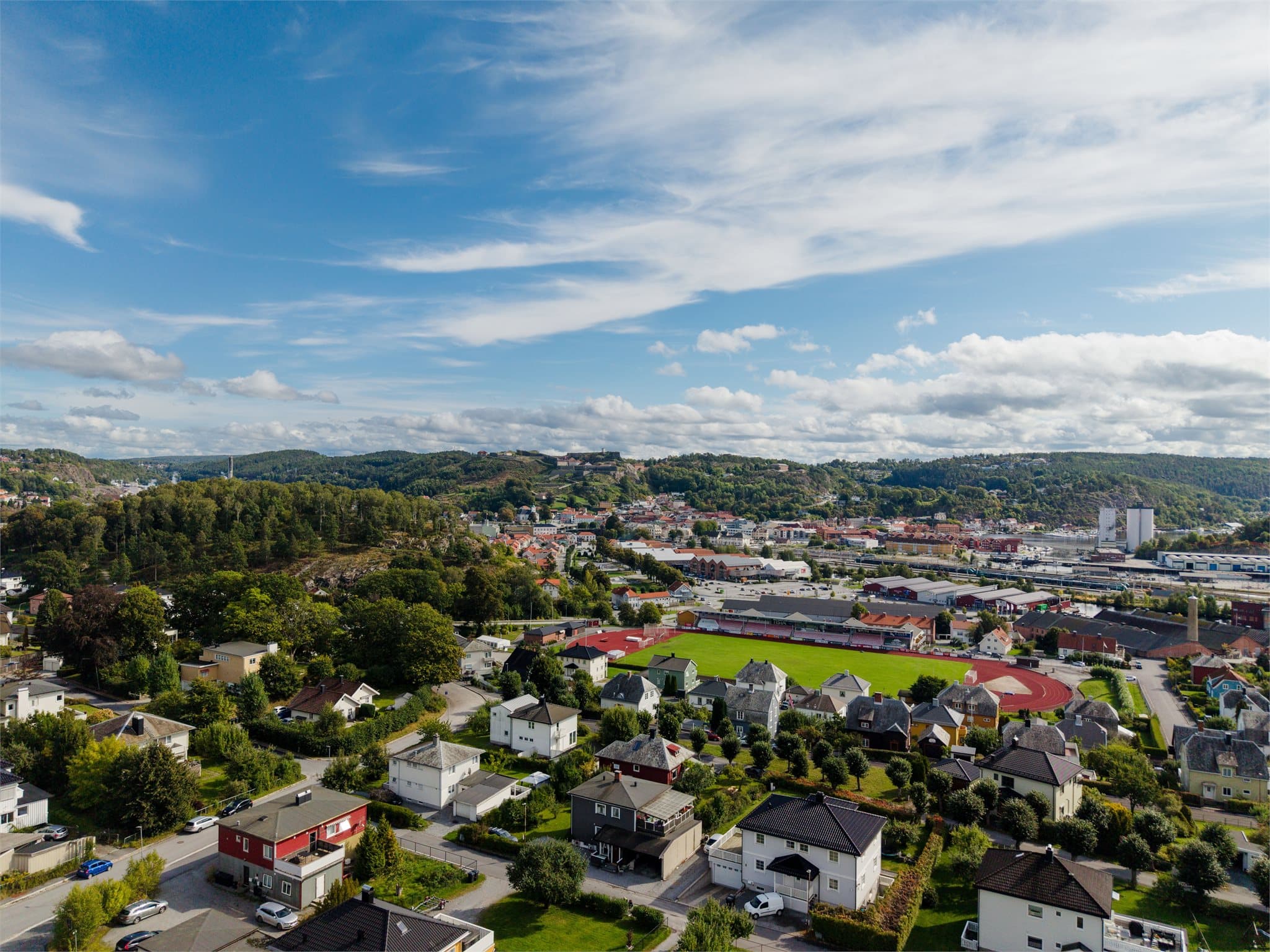 Halden stadion ligger kun fem minutters gange fra boligen.