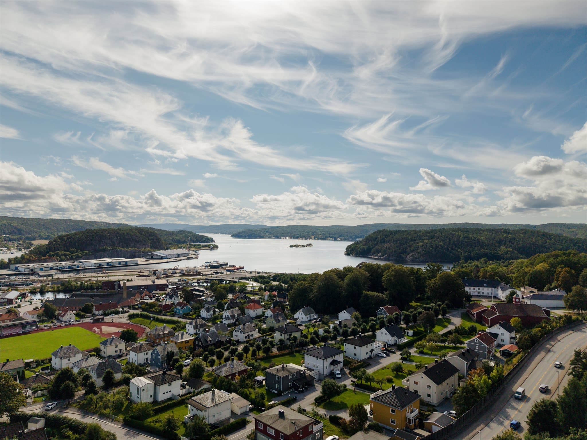 Kort vei ned til fjorden og maritime fasiliteter langs innseilingen.