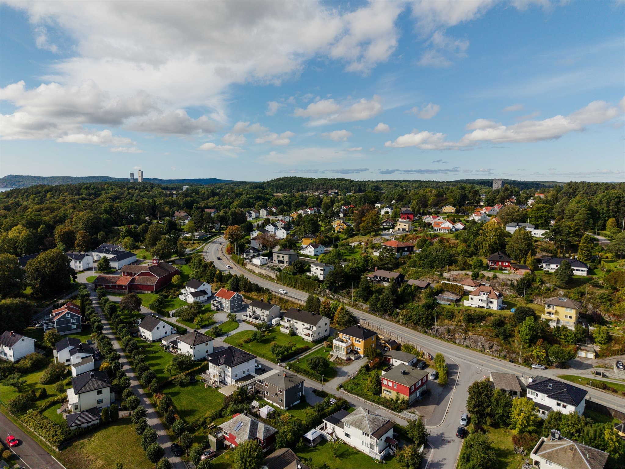 Fra eiendommen er det kort vei til Høvleriet barnehage og Rødsberg ungdomsskole.