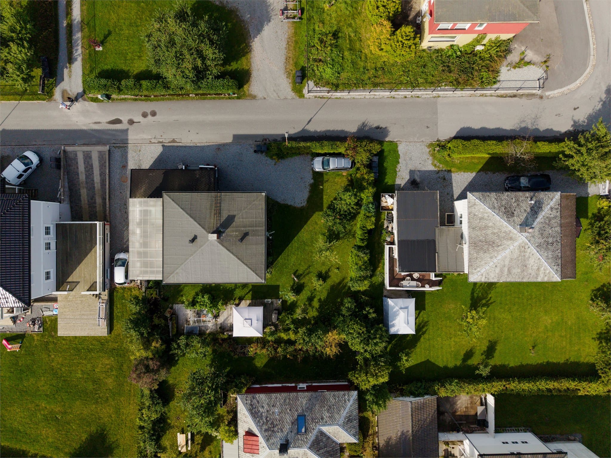 Eiendommen har valmtak på hoveddelen og en skjermet, grønn hage.