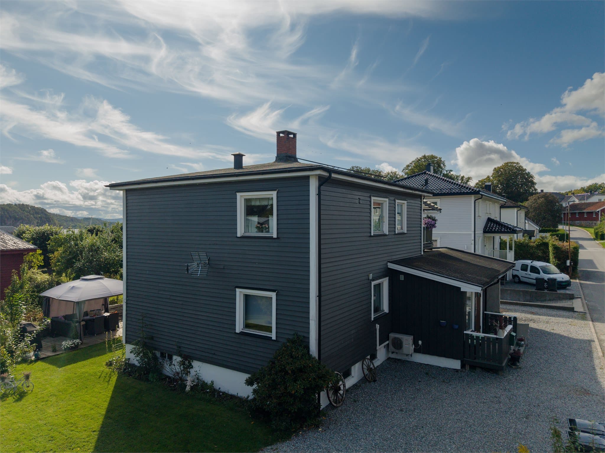 Eiendommen har en romslig tomt med opparbeidet hage og tilhørende carport.