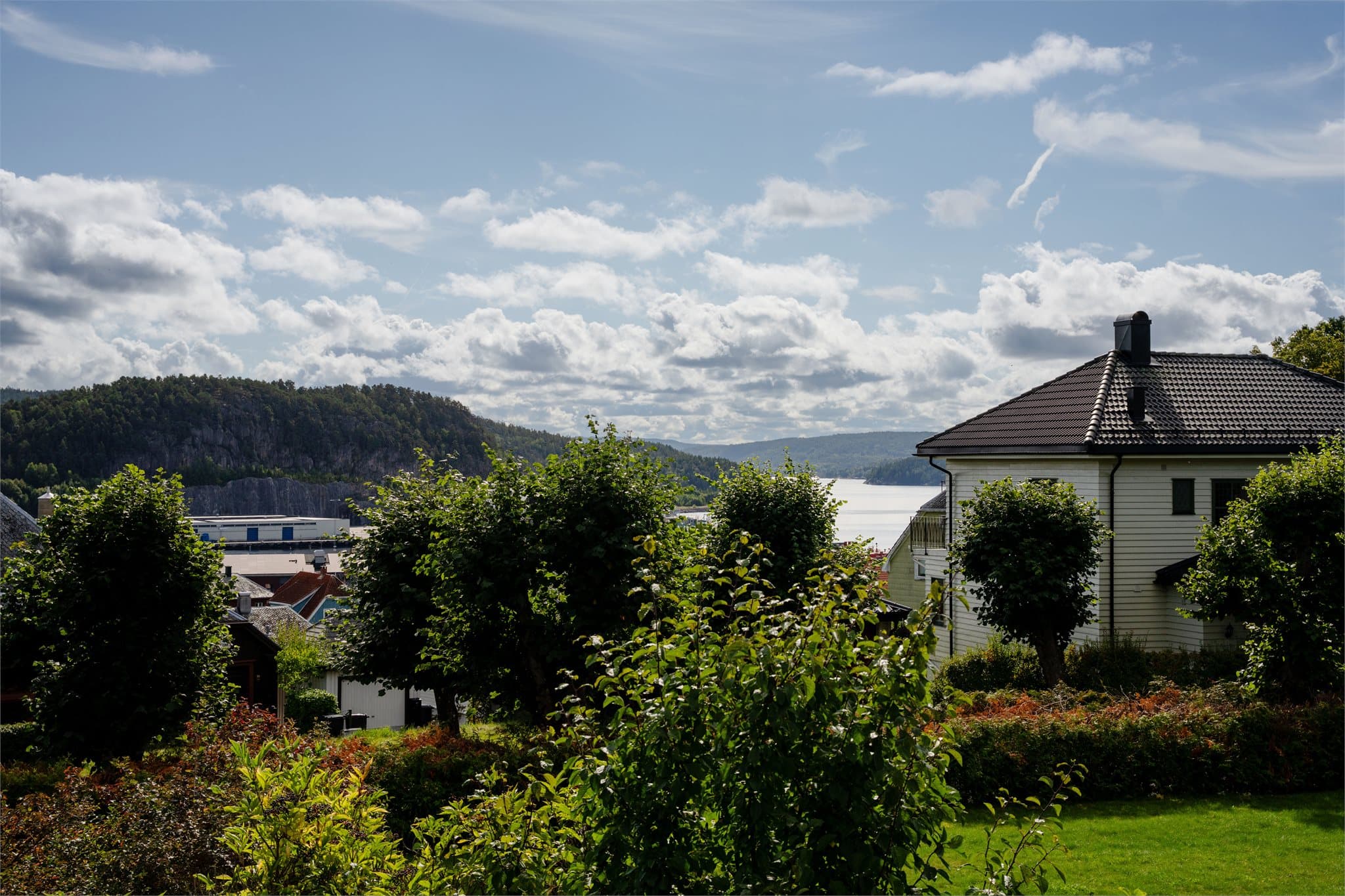 Utsikt mot vannet og åsene rundt Halden.